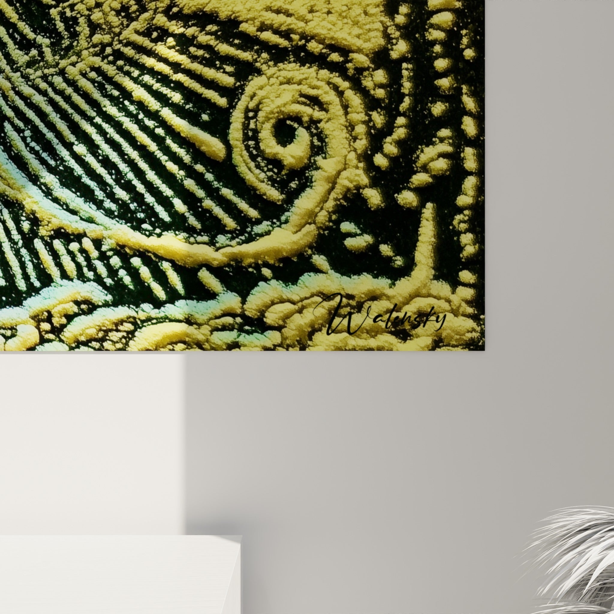 Détail des reliefs dorés et roses de l'œil d'Horus, grain texturé et empâtements visibles sur toile