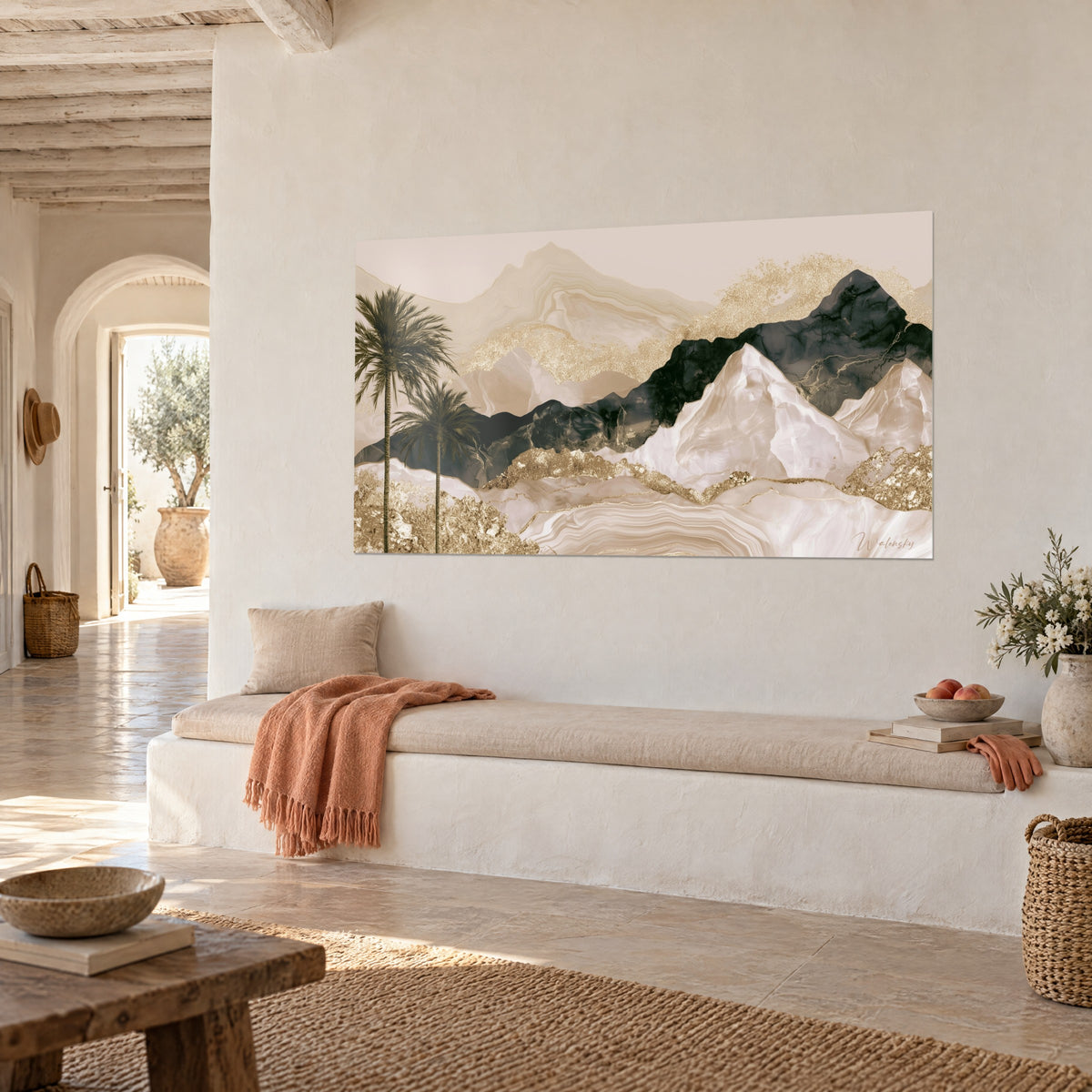 Gemälde mit Wüstenlandschaft aus cremefarbenem und anthrazitfarbenem Onyx, Goldstaub auf den Graten, schlanke Palme, weiße Wand eines mediterranen Hauses