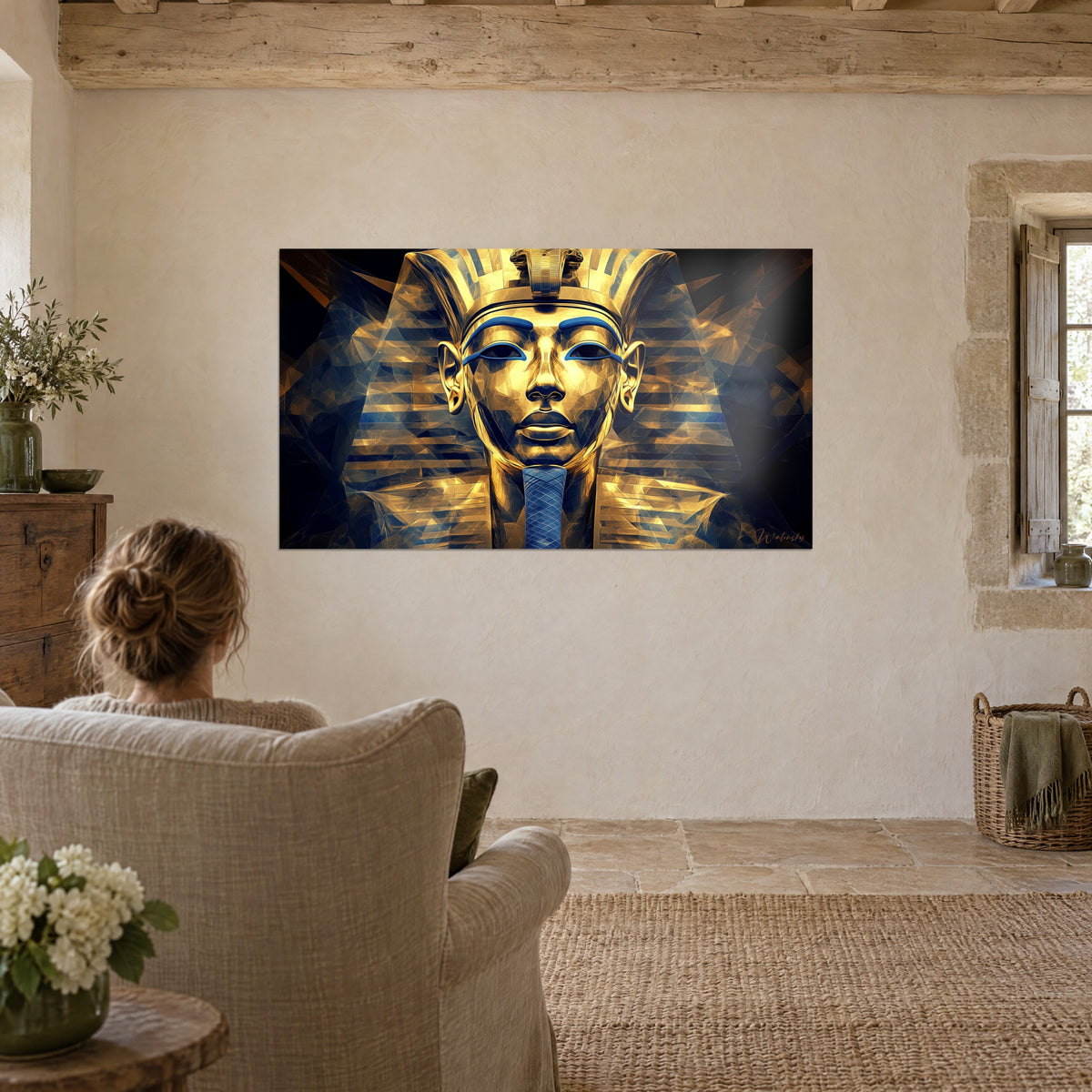Tableau souverain égyptien au masque d'or poli, rayures bleu marine sur le nemes, fond sombre, dans un salon de pierre blonde