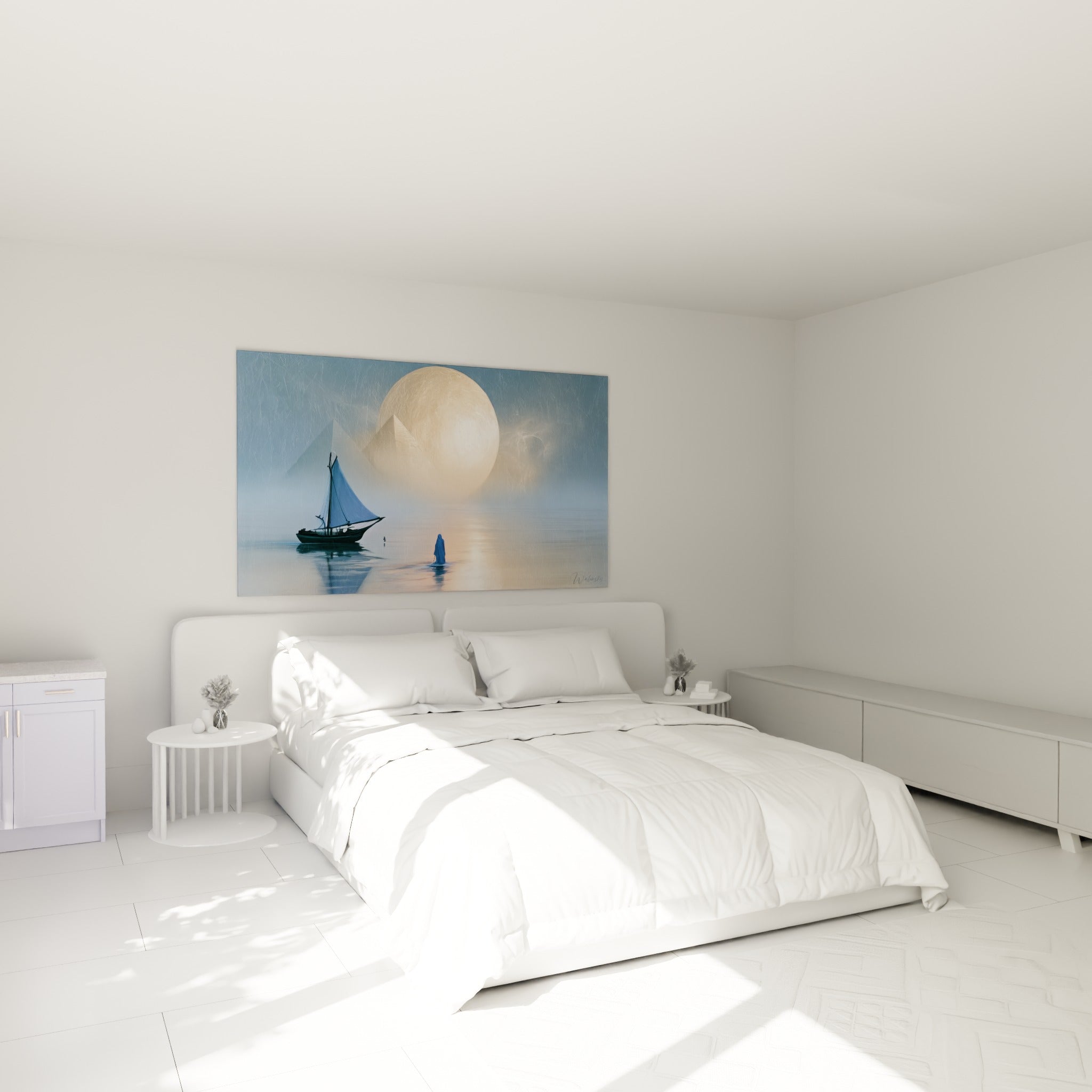 Felouque traditionnelle et astre doré sur eau bleu anthracite, accrochés au-dessus d'un lit dans une chambre claire