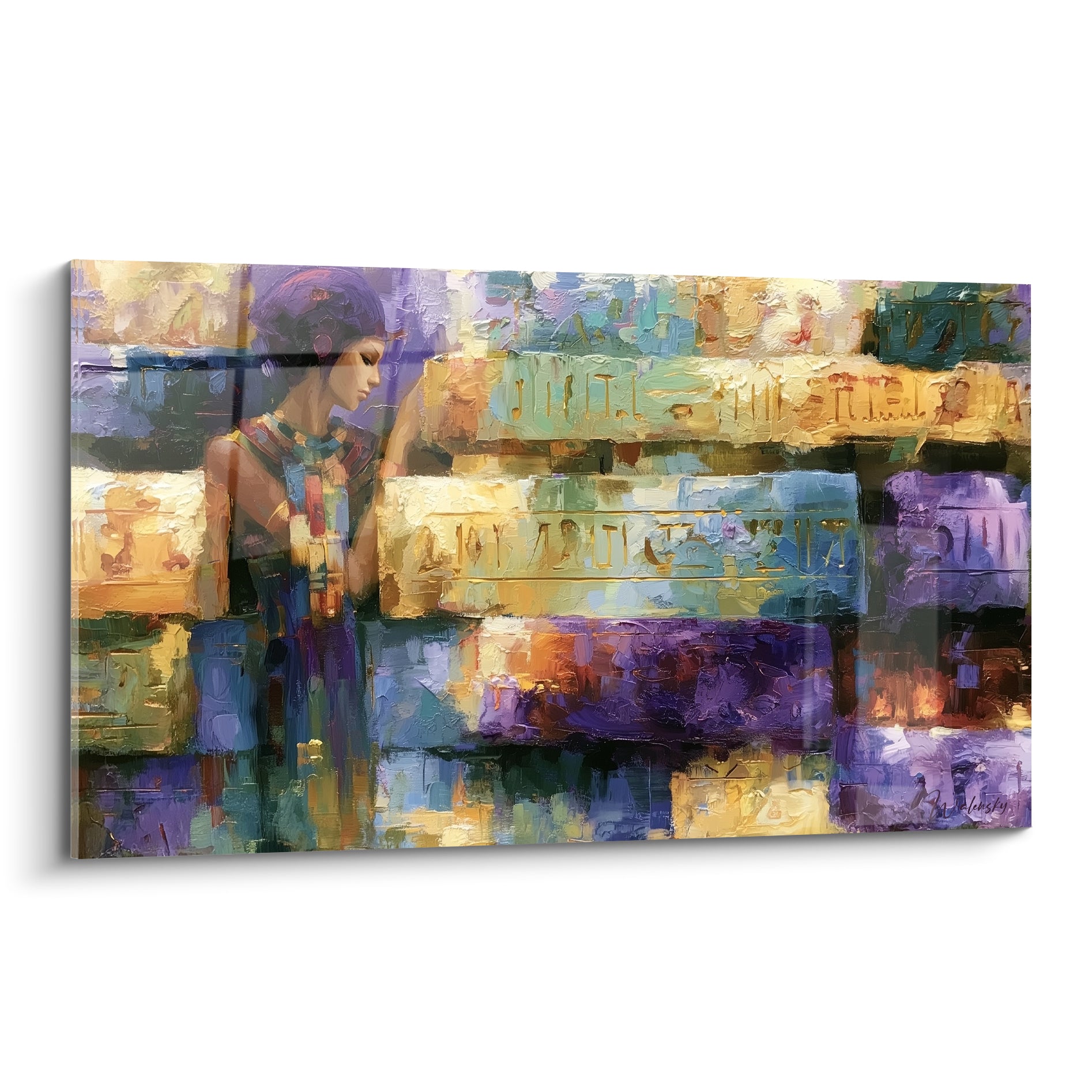 Silhouette égyptienne violette contemplant des hiéroglyphes dorés sur fond bleu et prune