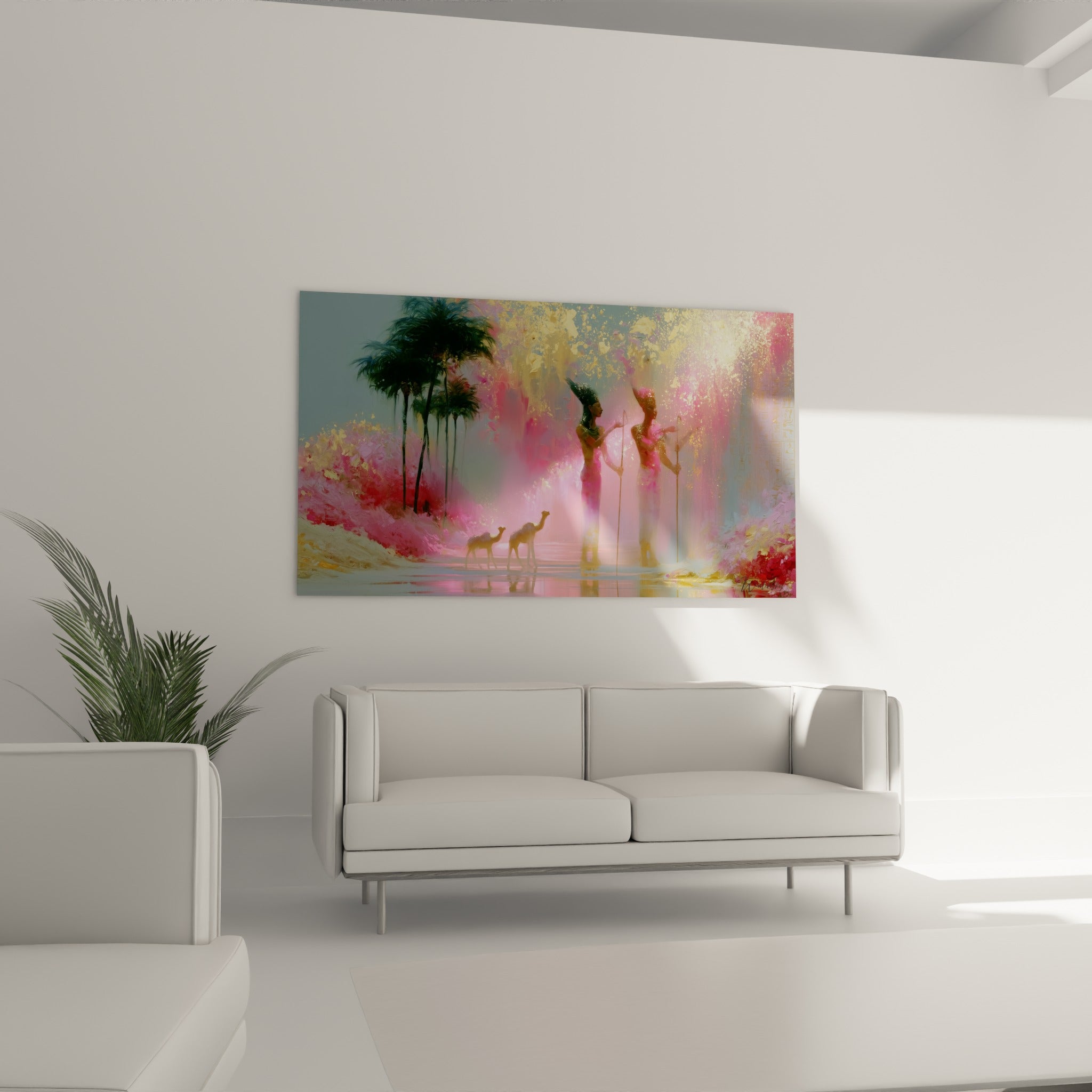 Figures égyptiennes rose et doré entourées de palmiers sombres, au-dessus d'un canapé dans un salon lumineux