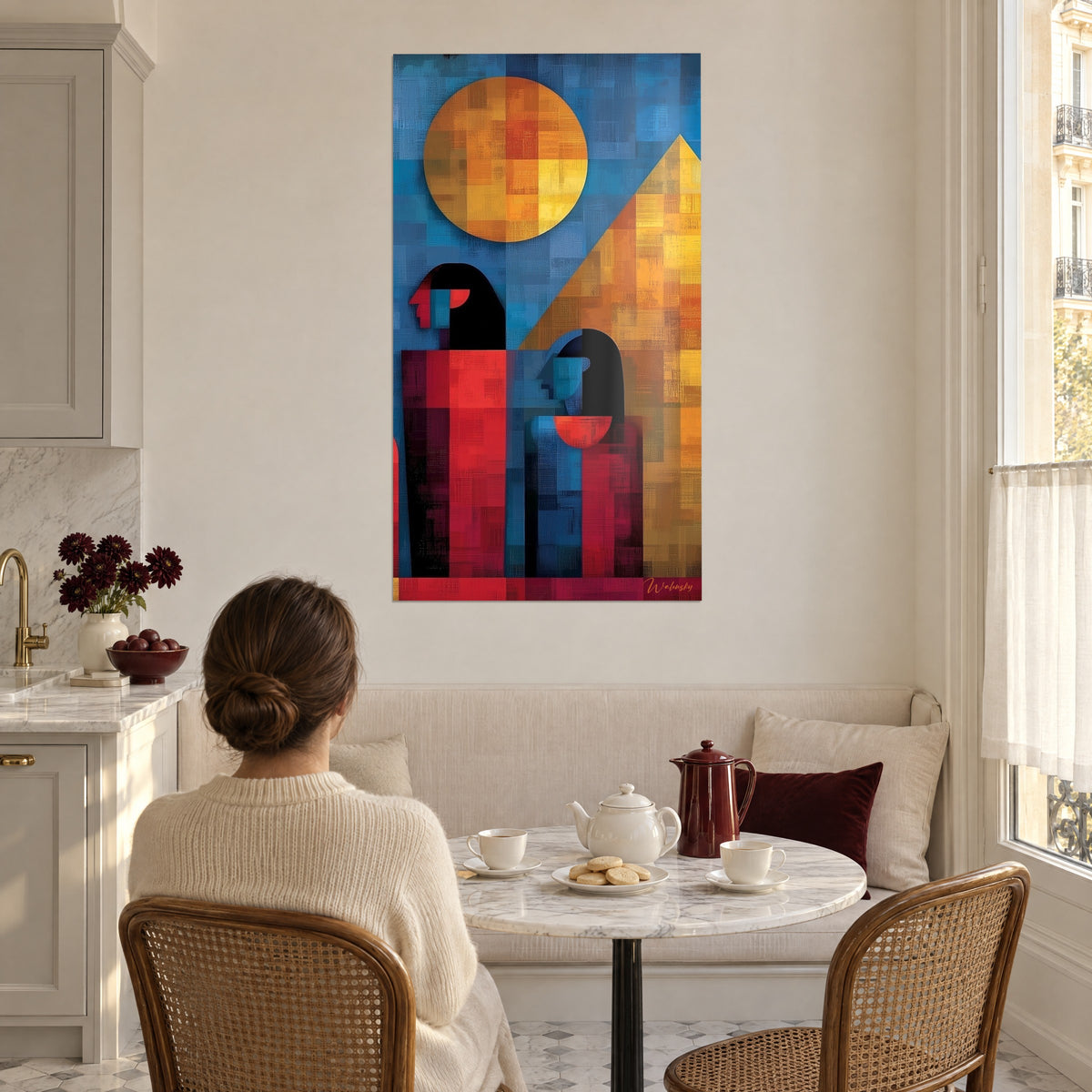 Tableau couple égyptien stylisé, vêtements rouge vif et visages turquoise, sous un disque doré, femme de dos près d'une table de cuisine