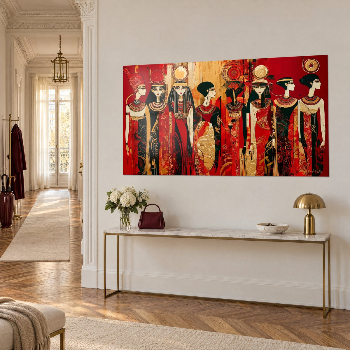 Cuadro de una procesión real de ocho faraonas de la antigüedad, collares dorados y fondo rojo carmesí, sobre una pared blanca de un pasillo haussmanniano