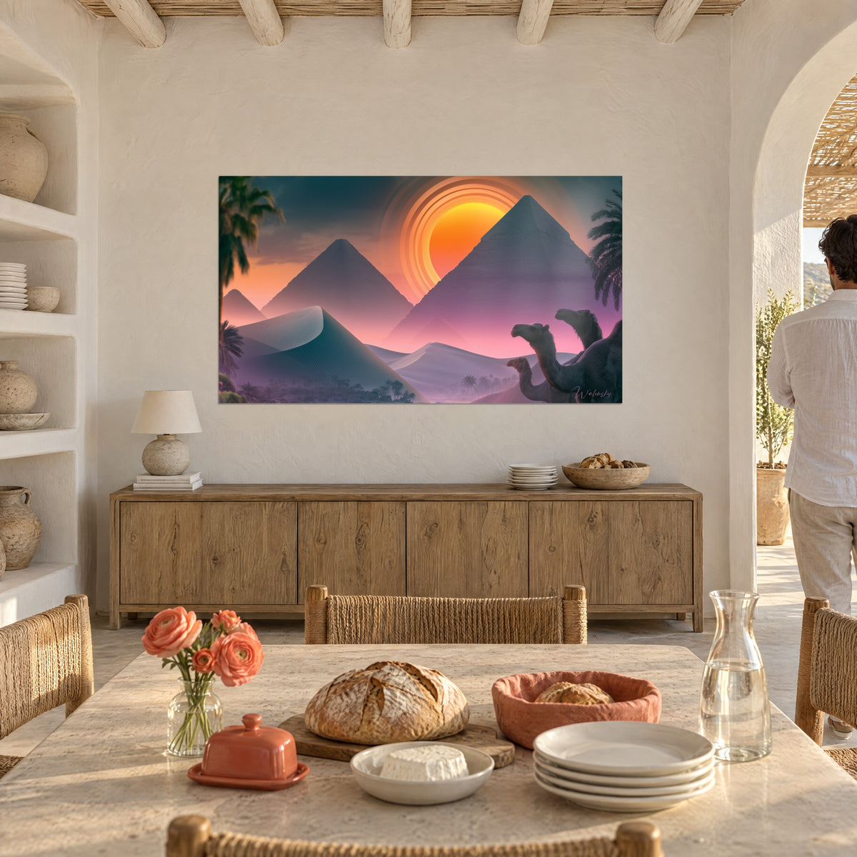 Cuadro desierto egipcio al atardecer, cielo naranja y violeta, siluetas de camellos, frente a un comedor abovedado de estilo mediterráneo