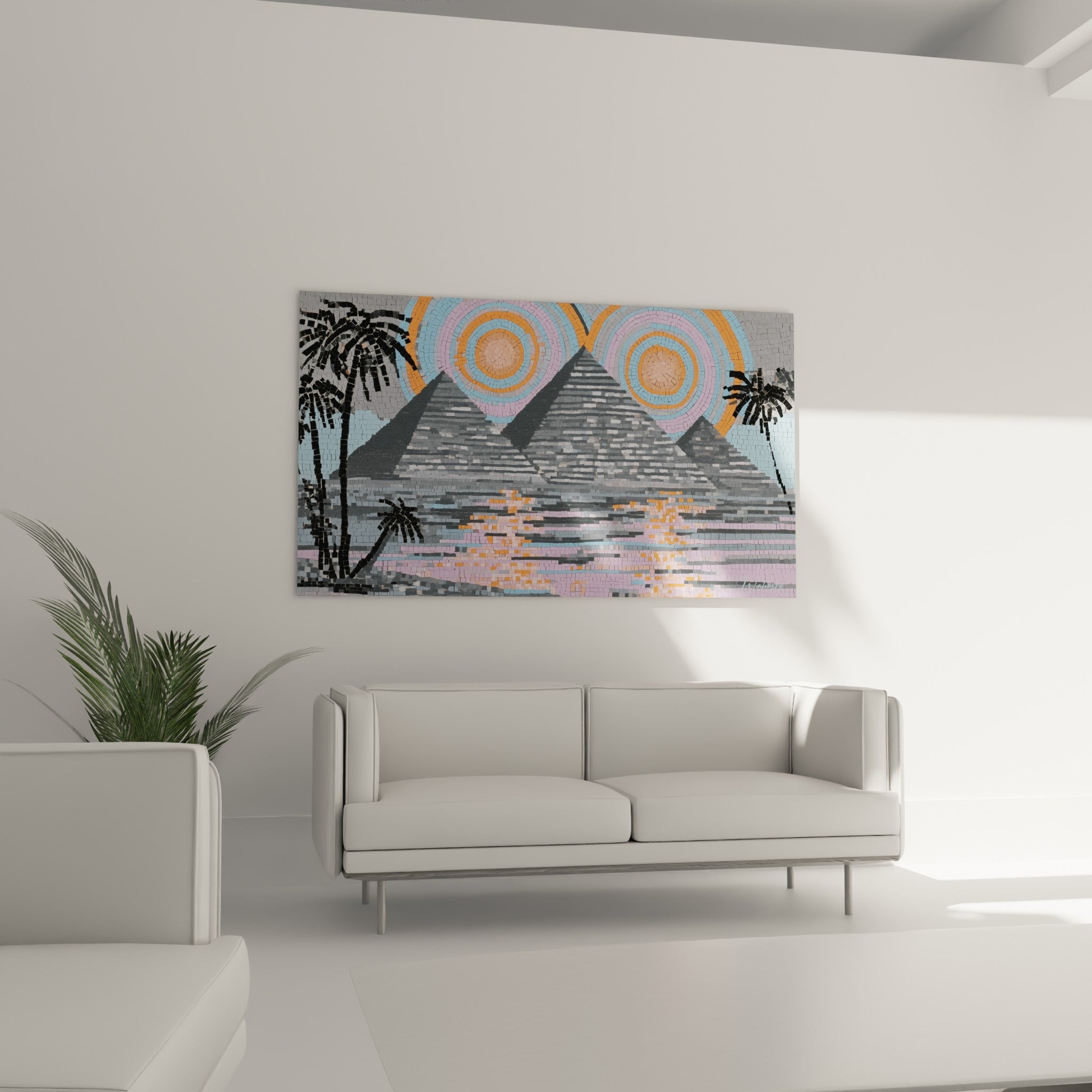 Cercles solaires orangés et pyramides grises en mosaïque égyptienne, au-dessus d'un canapé dans un salon lumineux