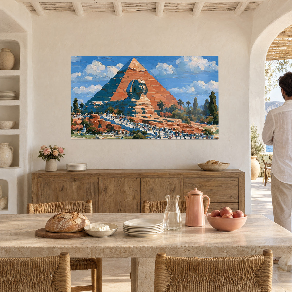 Tableau sphinx de Gizeh aux reflets bleutés, pyramide rousse et foule de visiteurs, dans une salle à manger méditerranéenne