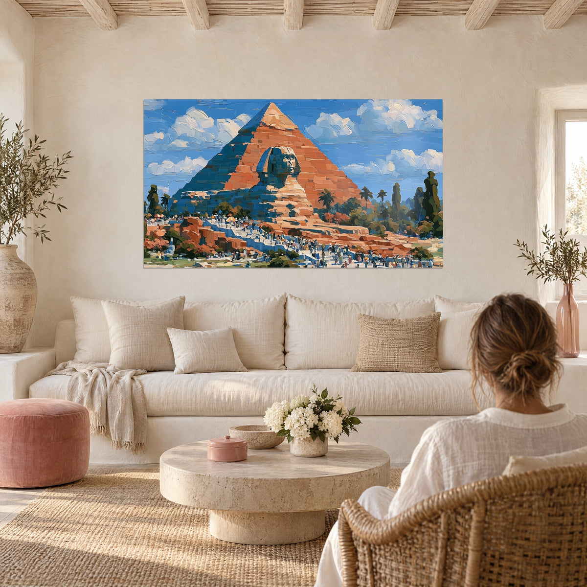 Tableau pyramide ocre et sphinx coiffé du némès, ciel bleu moucheté de nuages, au-dessus d'un canapé dans un salon lumineux