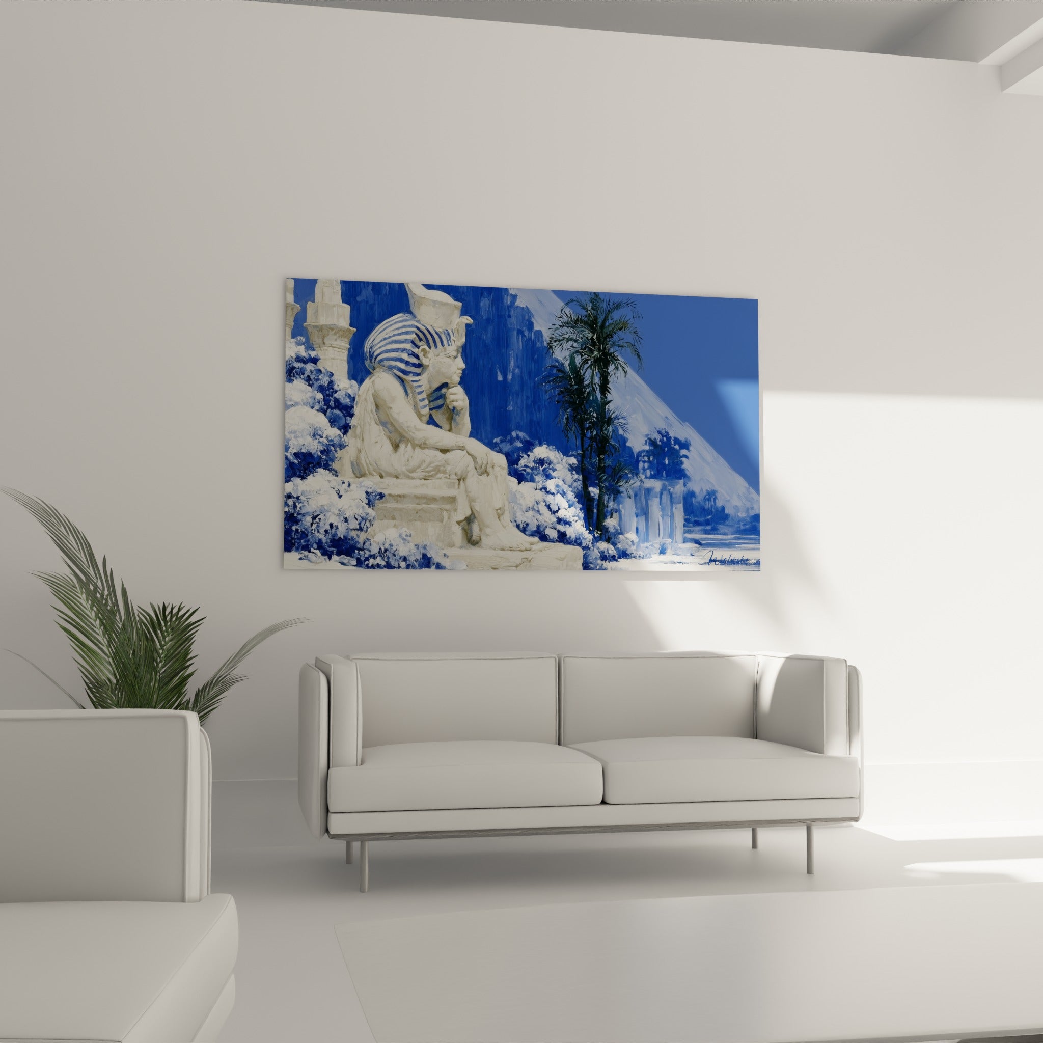 Sphinx royal blanc drapé de bleu marine, palmier vert au second plan, au-dessus d'un canapé dans un salon lumineux