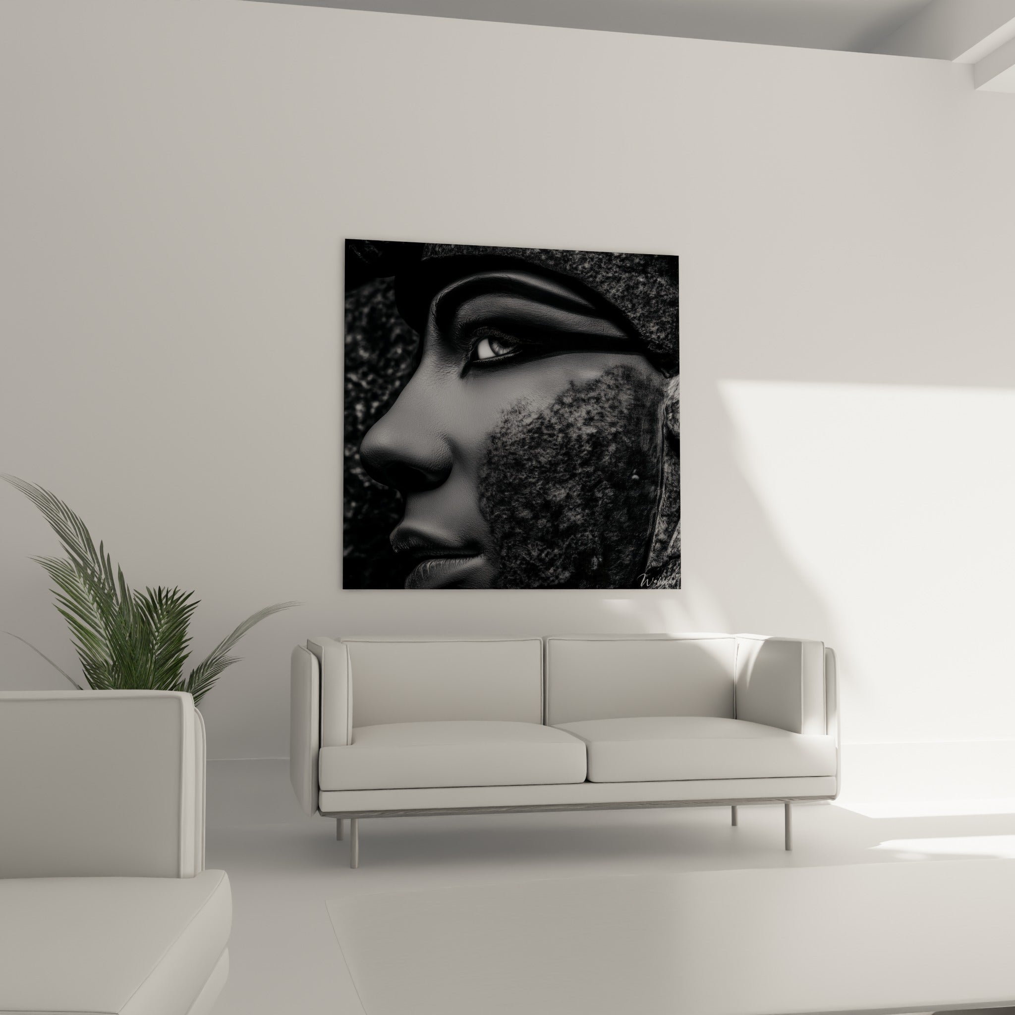 Statue égyptienne en clair-obscur noir et gris accrochée au-dessus d'un canapé dans un salon lumineux
