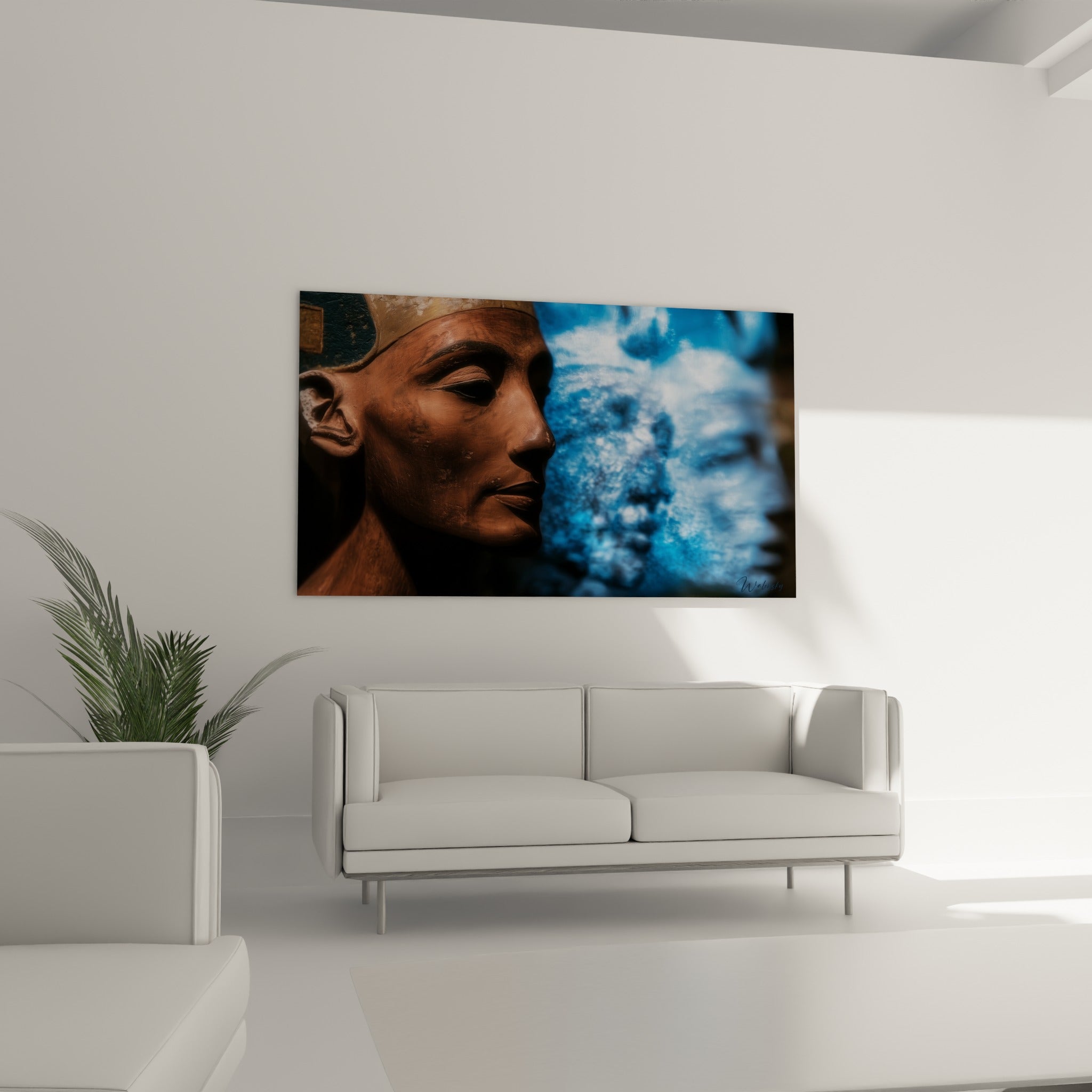 Profil sculpté ocre et bleu marine du pharaon accroché au-dessus d'un canapé dans un salon lumineux