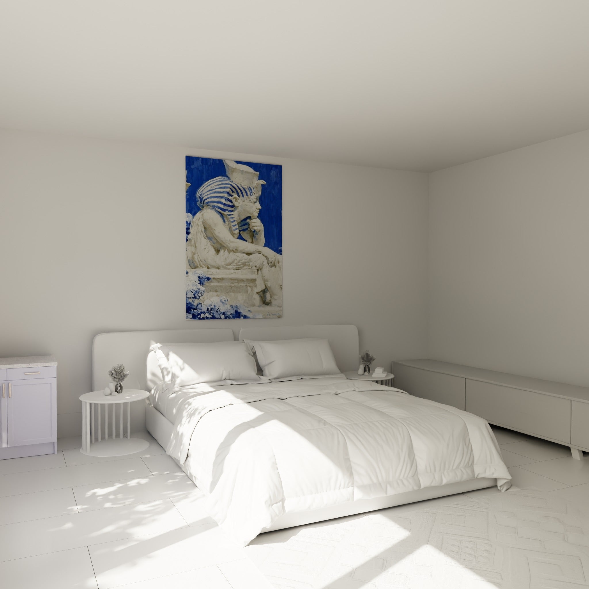 Statue de pharaon bleu et ivoire méditant, accrochée au-dessus d'un lit dans une chambre claire