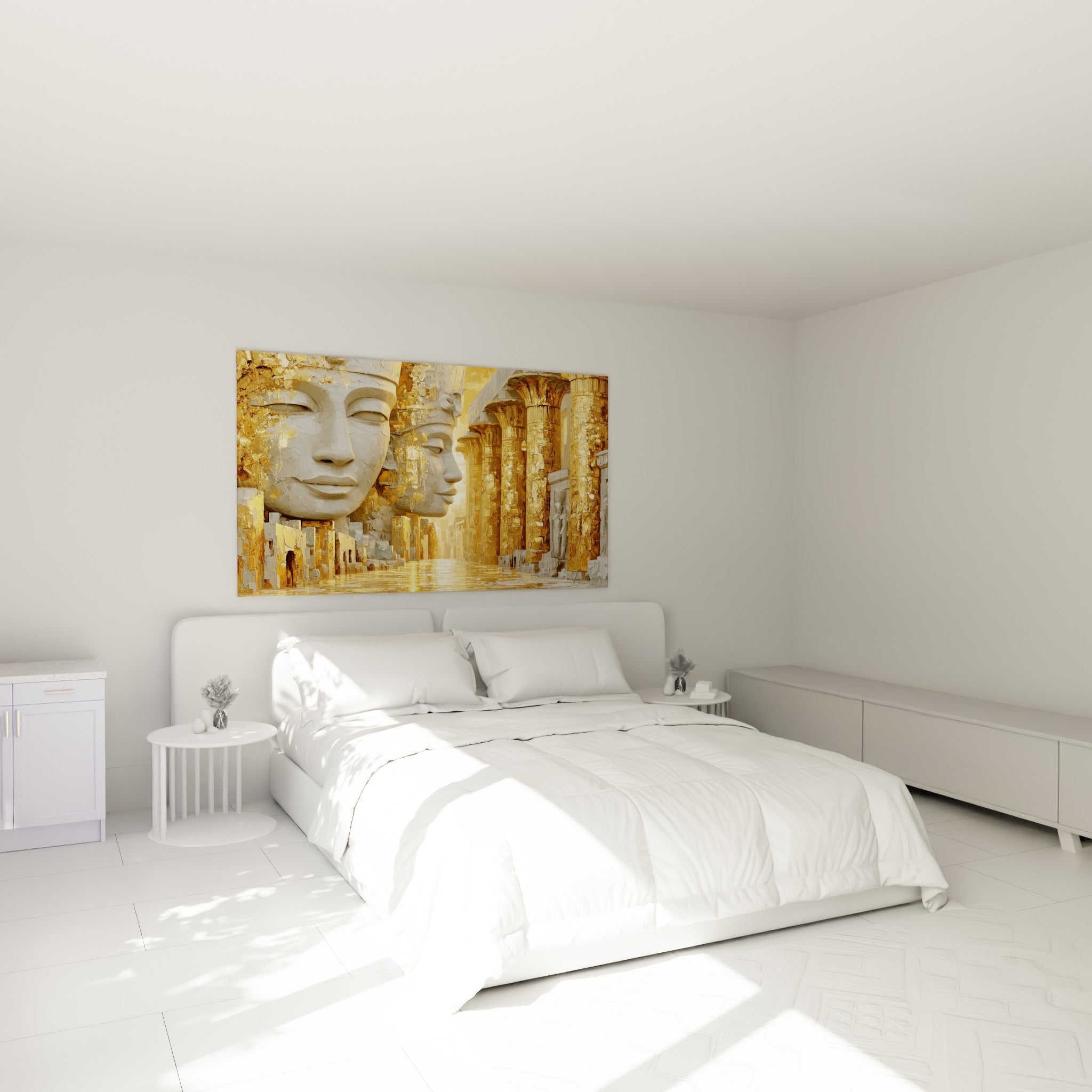 Statues égyptiennes dorées et ivoire ornant une toile au-dessus d'un lit dans une chambre claire