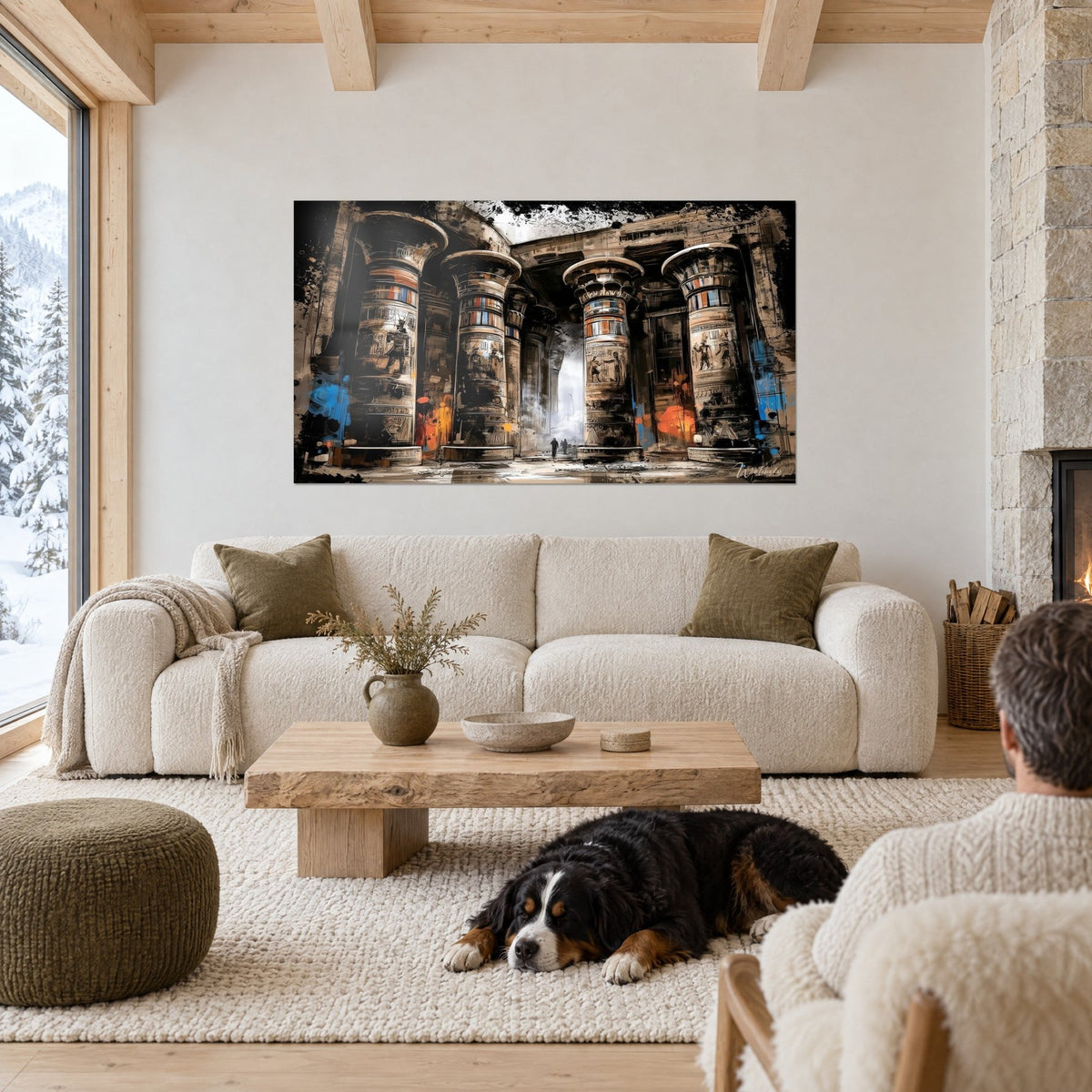 Gemälde mit ägyptischen Tempelsäulen und Hieroglyphen in Ocker und Türkisblau, über einem Sofa mit liegendem Hund in einem hellen Wohnzimmer aufgehängt