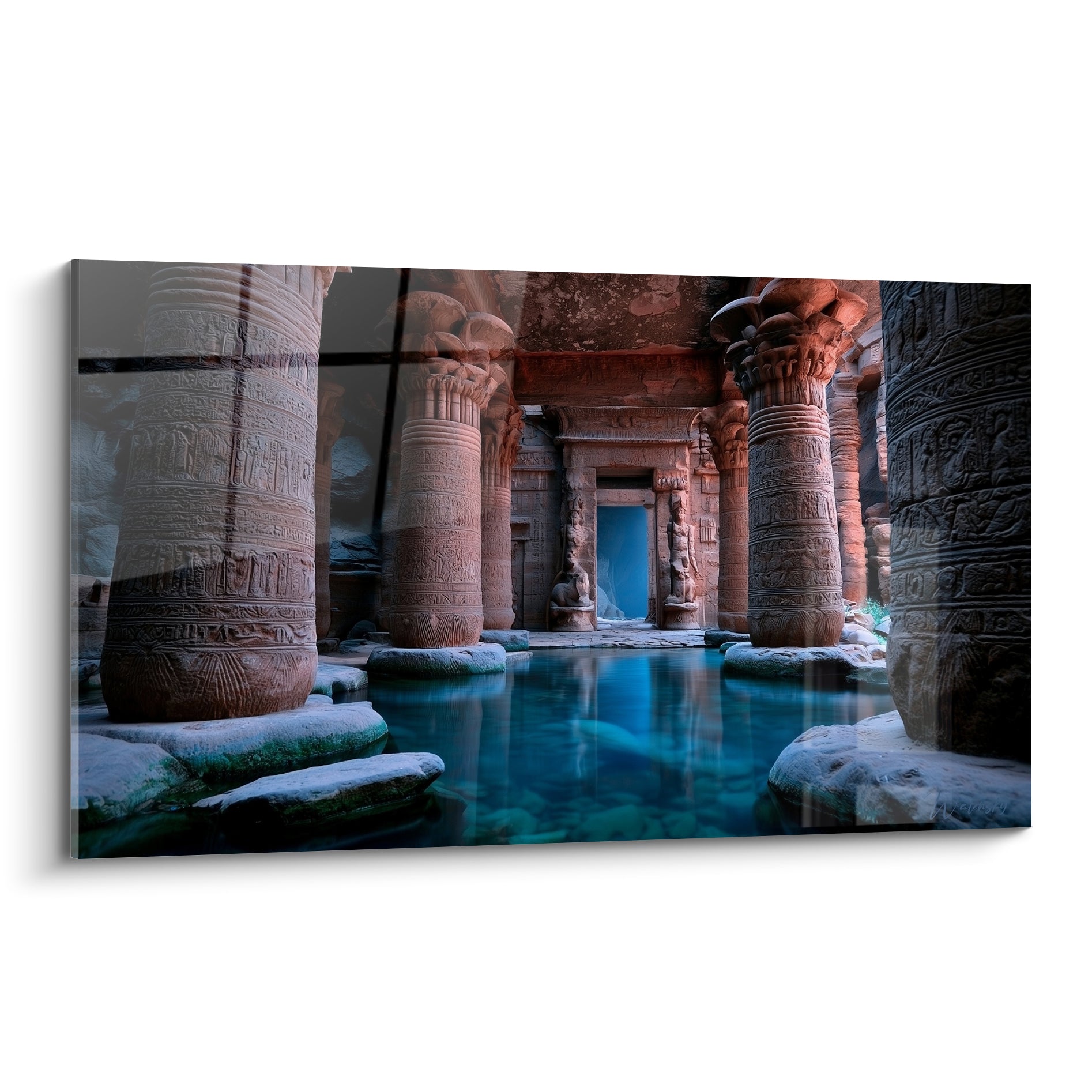 Temple égyptien ocre aux colonnes sculptées, eau turquoise miroitante et porte bleu clair au fond