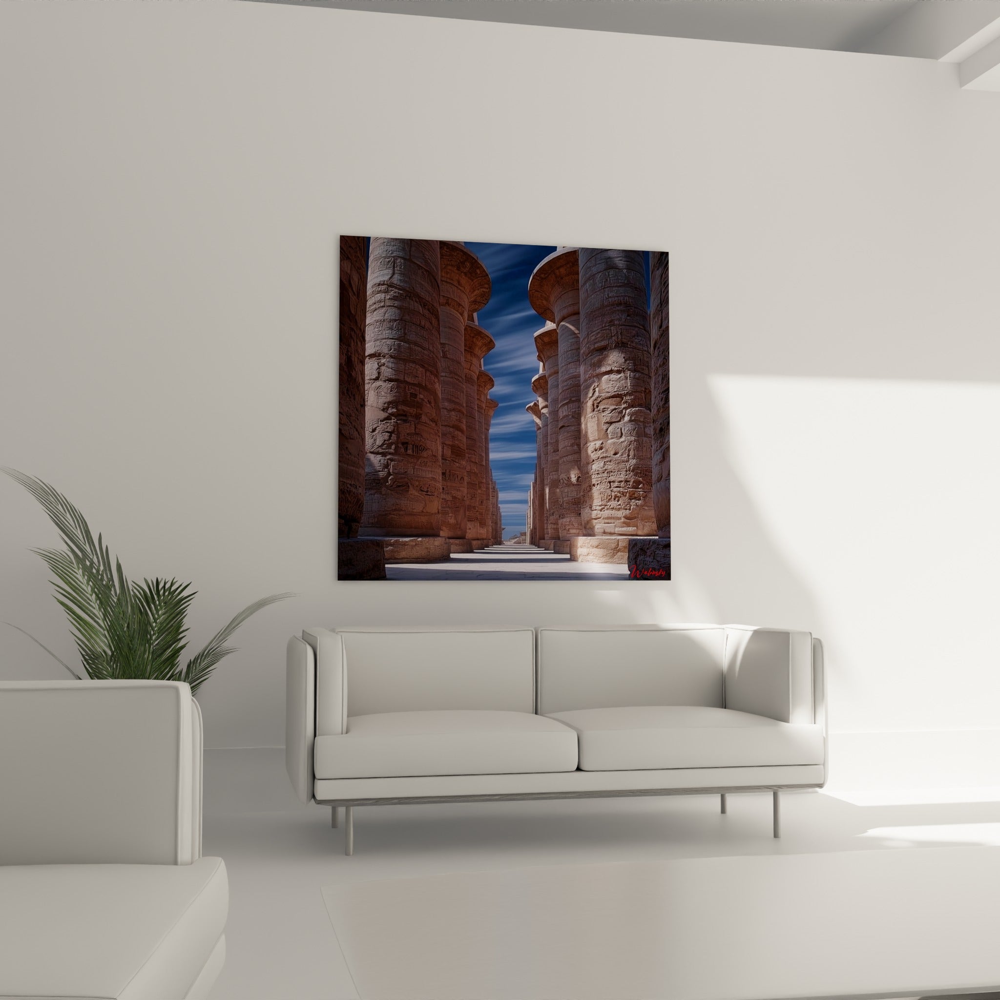 Piliers ocre sculptés sous un ciel bleu marine nuageux au-dessus d'un canapé dans un salon lumineux