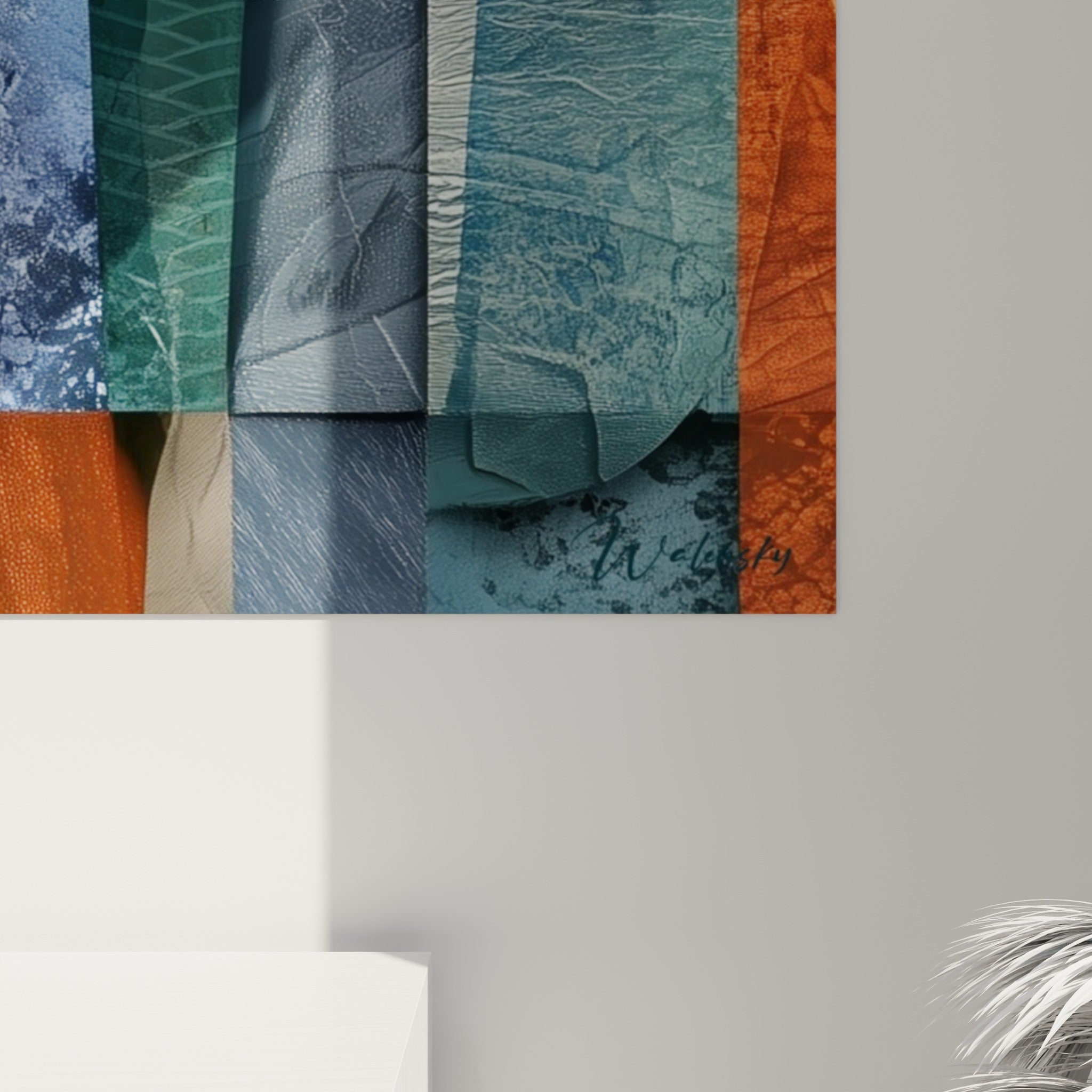 Détail des textures granuleuses bleu ardoise et orange brûlé composant ce visage égyptien fragmenté