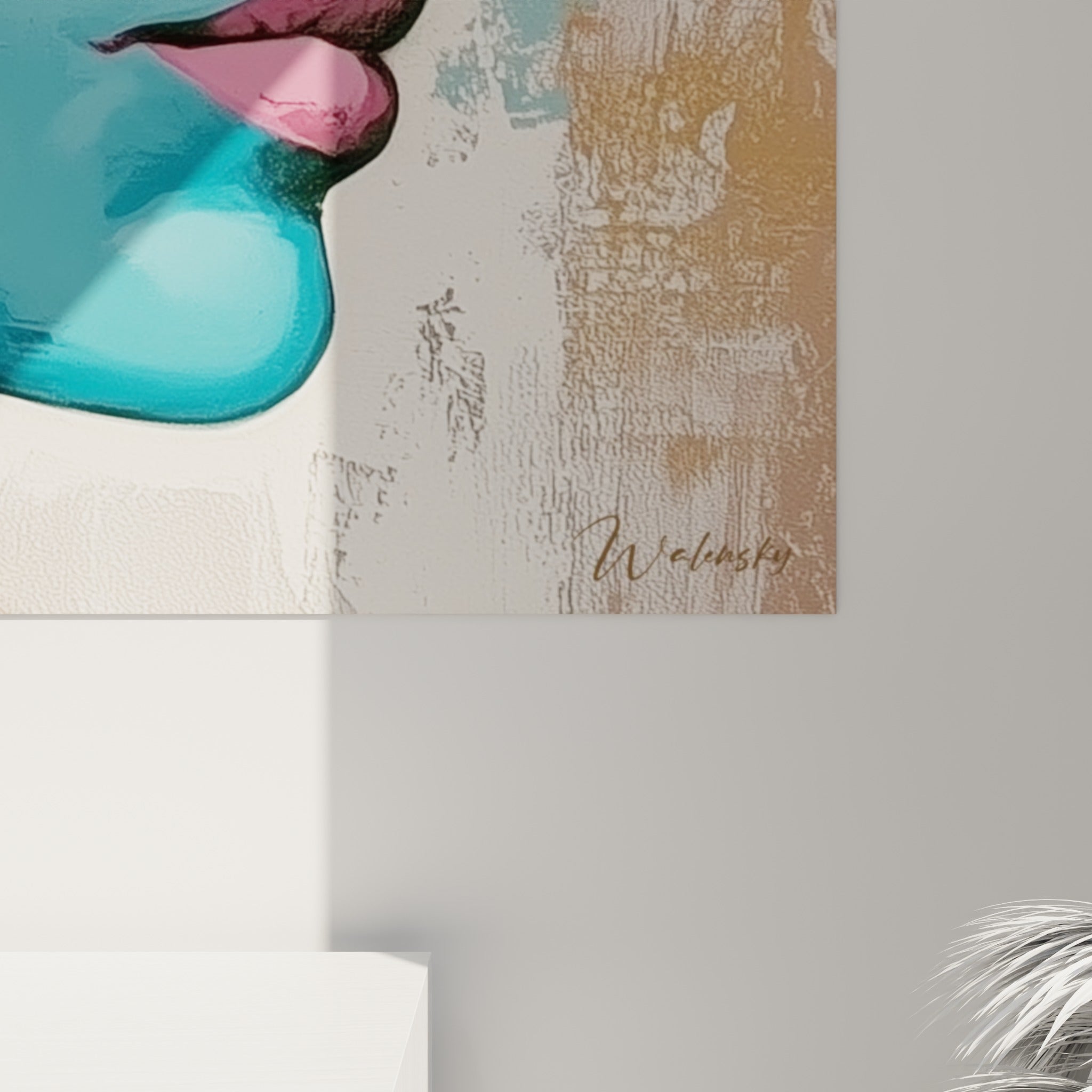 Détail du cobra doré texturé et des coulures jaune moutarde sur le visage turquoise de la reine peinte