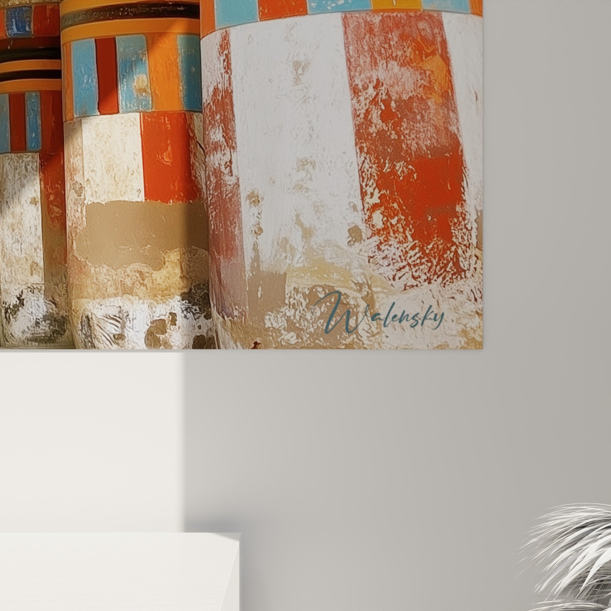Détail de la matière picturale sur les colonnes ocre et blanc craquelées du tableau égyptien