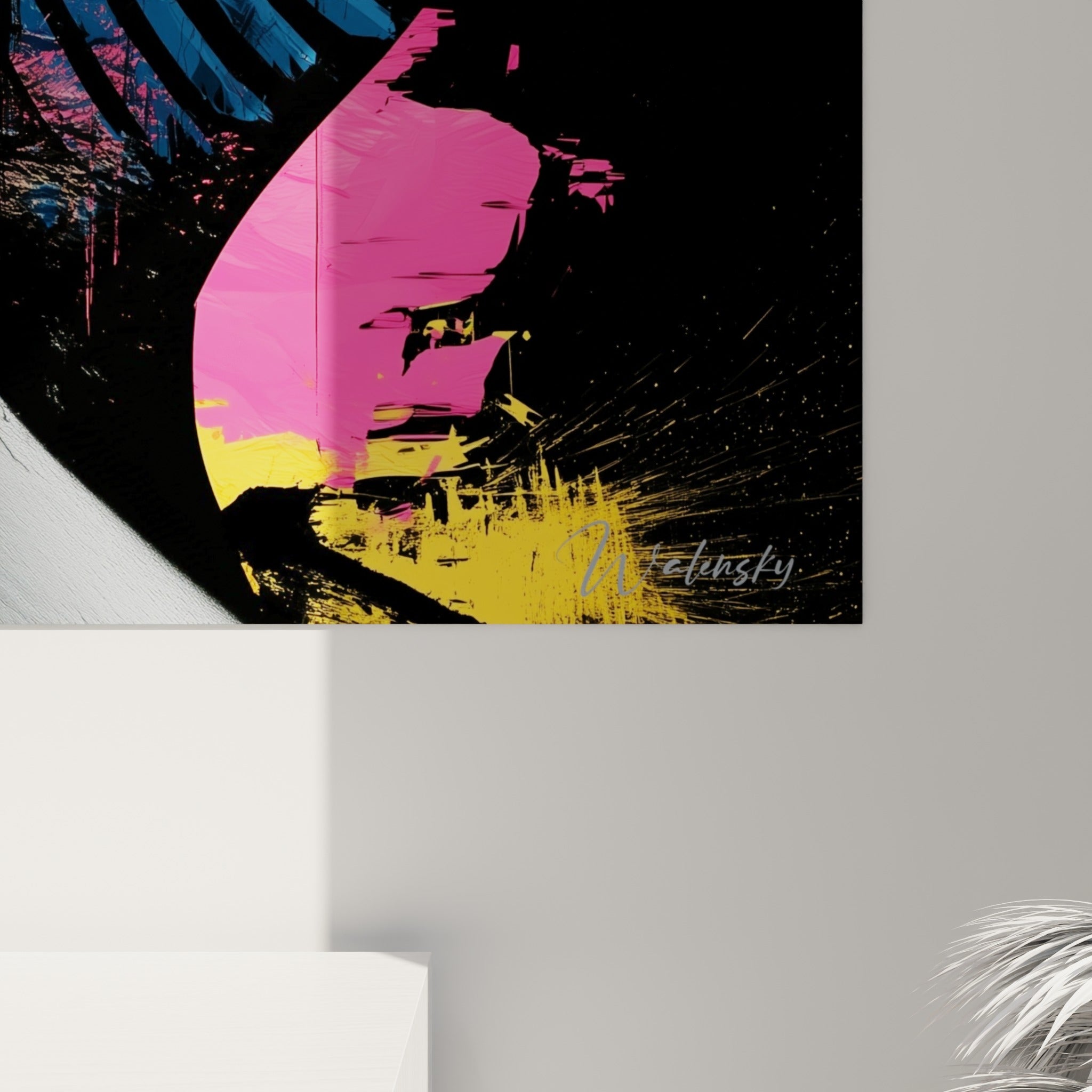 Détail des coulures de peinture rose et jaune sur la texture gravée du visage égyptien