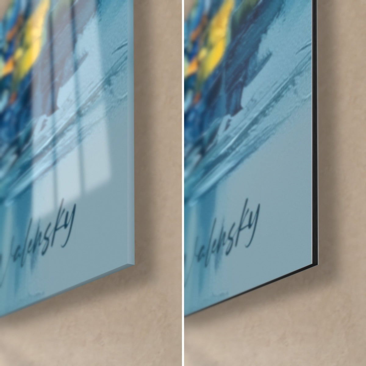 Schilderij gouden piramides, rechtsonder: glanzend blauw acrylglas met reflecties links, mat zwart Dibond-aluminium rechts