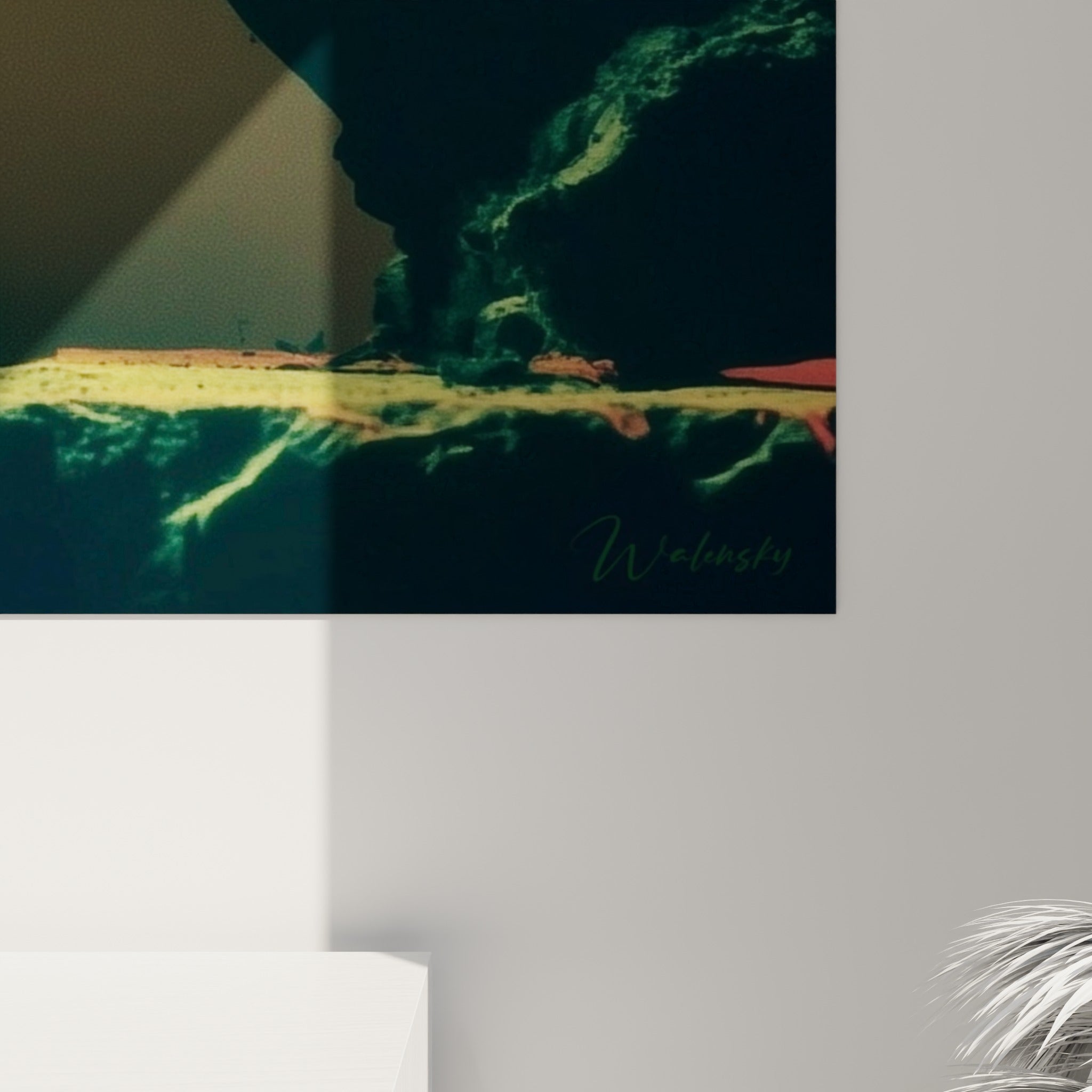 Matière dorée et reflets vert émeraude du buste de Néfertiti, grain et éclat lumineux visibles de près
