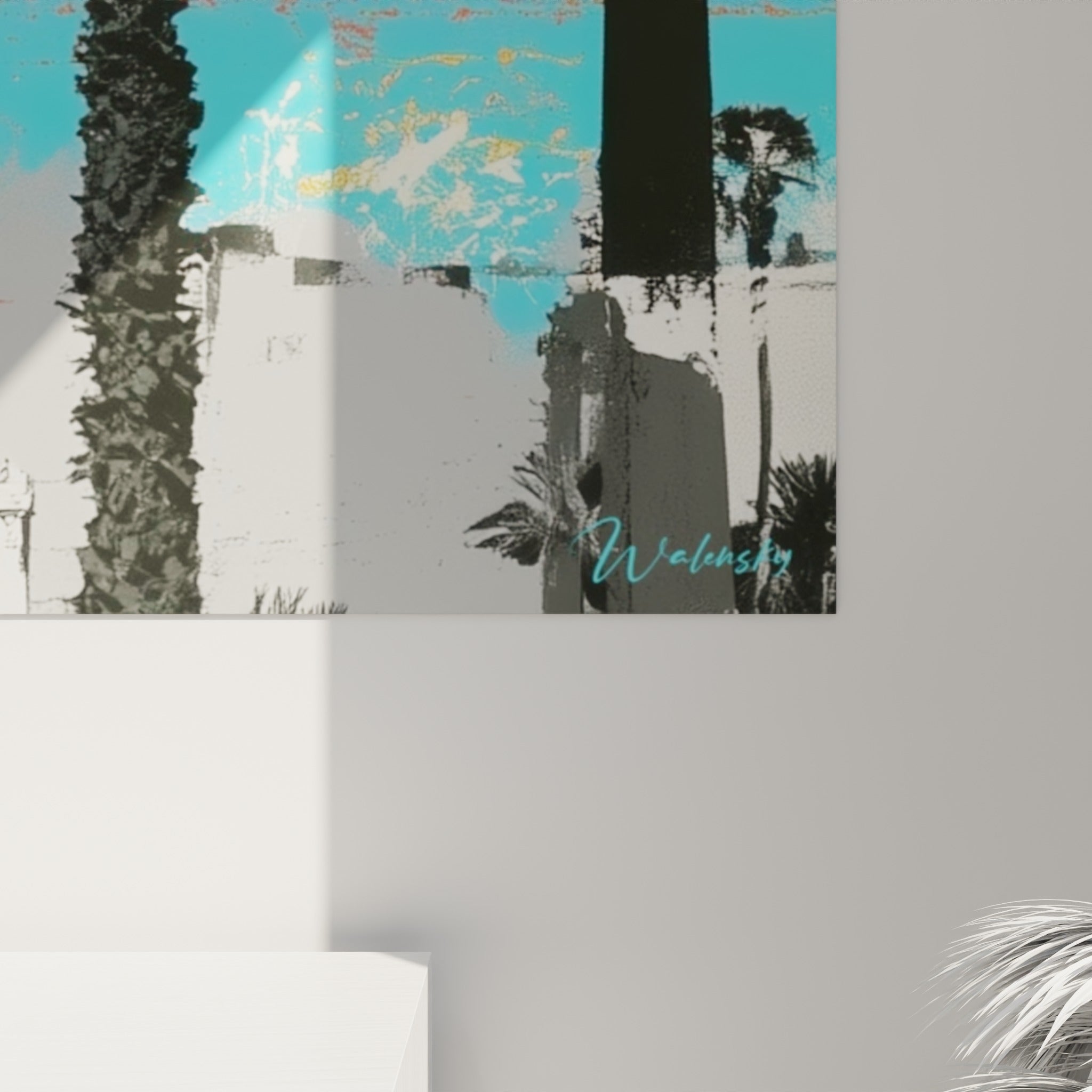 Grain texturé et coulures dorées visibles sur le fond corail et turquoise de ce tableau égypte accroché au mur.