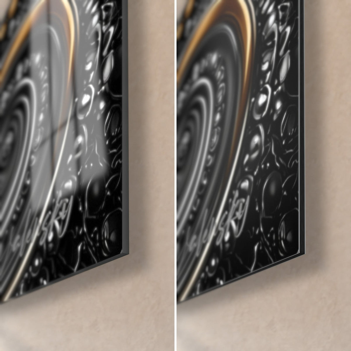 Gemälde Horusauge in Grau und Gold, untere rechte Ecke: Spiralen aus schwarzen Perlen, glänzendes Glas links, mattes Dibond rechts