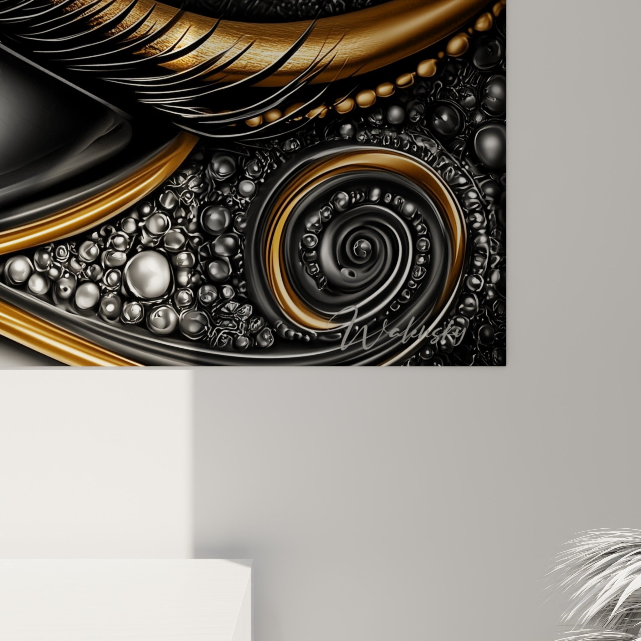 Détail du grain métallique doré et anthracite de l'œil d'Horus, cils texturés et reflets cuivrés