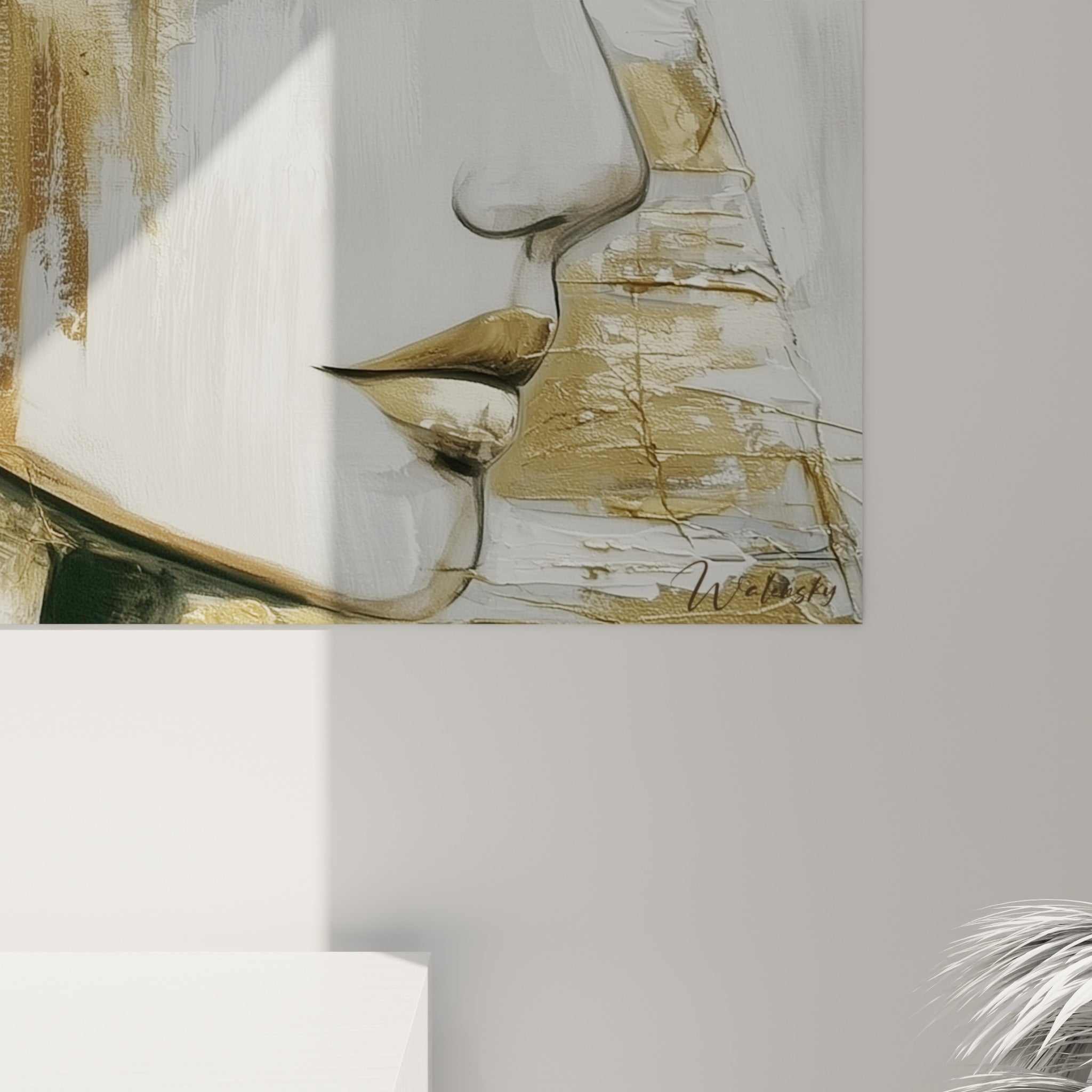 Empâtements dorés et coulures noires en gros plan, matière épaisse et reflets métalliques sur toile