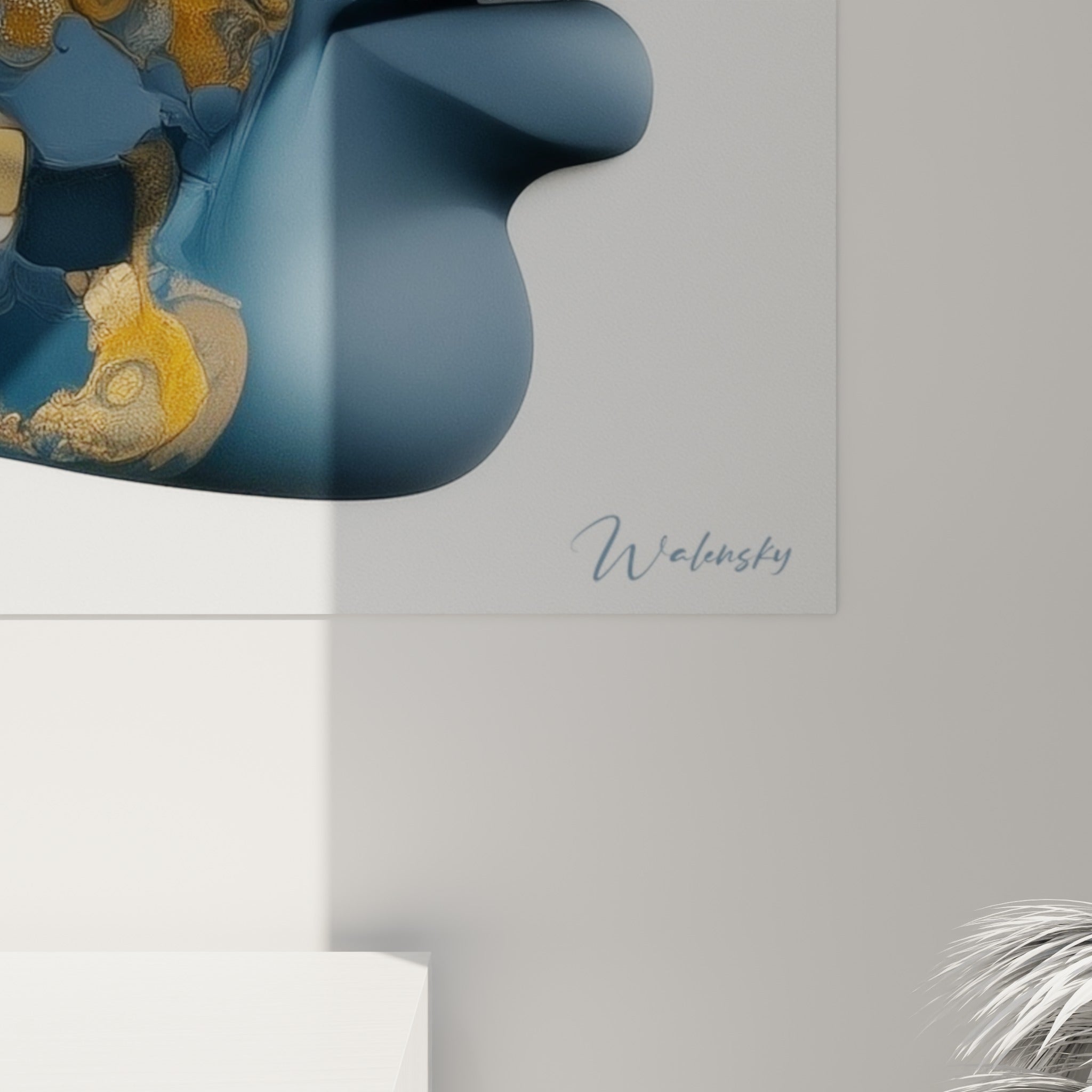 Matière granuleuse dorée et bleu ardoise visible en gros plan sur ce tableau égyptien