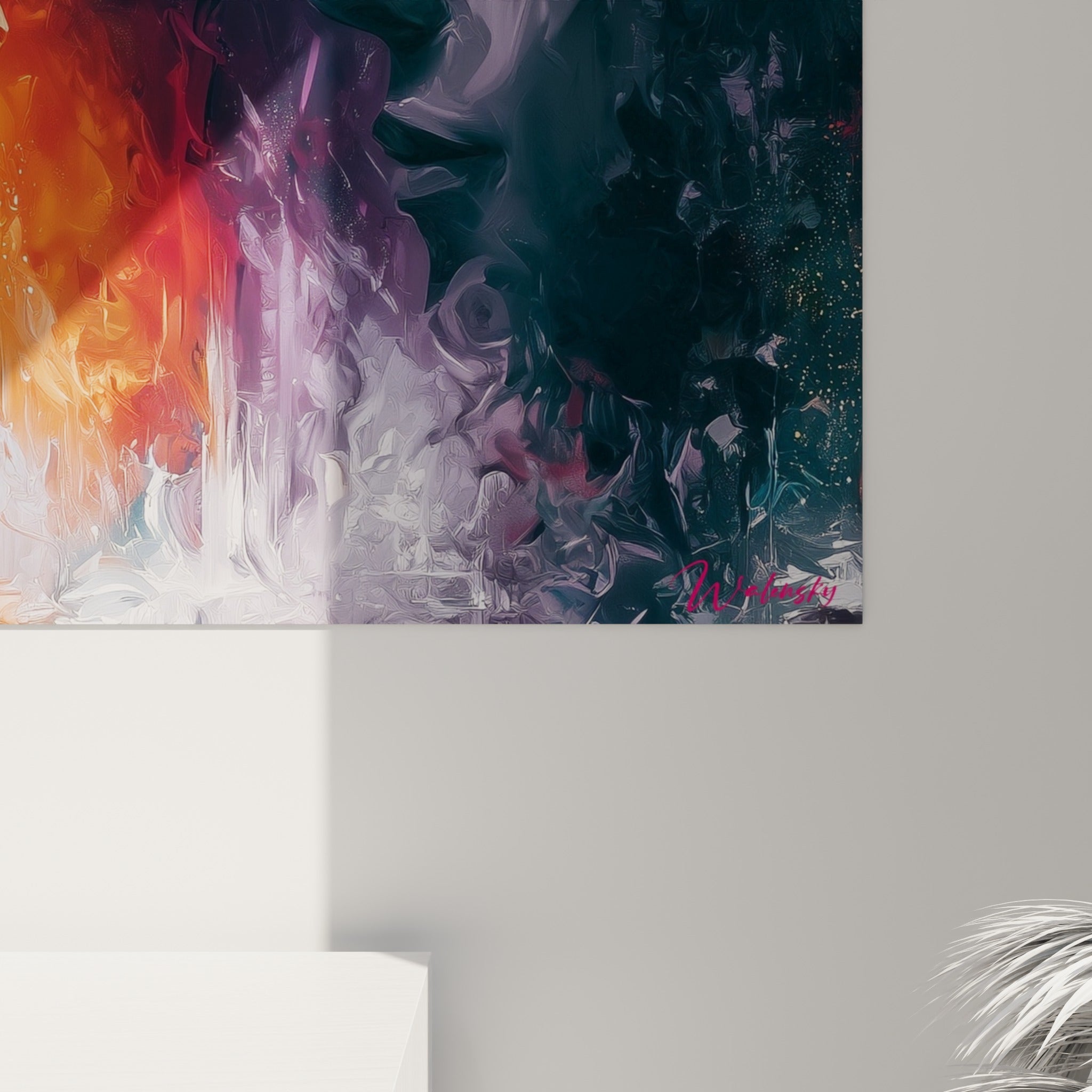 Empâtements dorés et coulures violettes se rencontrant sur la toile, matière épaisse et contrastes marqués