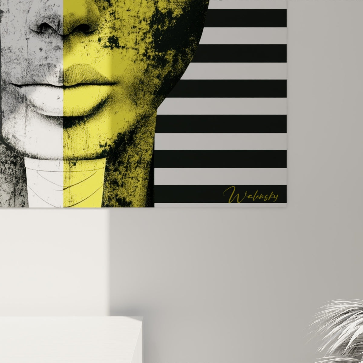 Grain texturé du visage anthracite et jaune de la reine égyptienne, coulures et pigments visibles de près