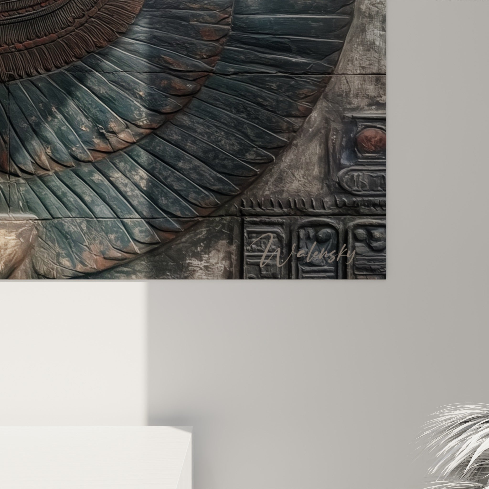 Détail du relief sculpté montrant les textures de plumes anthracite et le grain rouge intense du disque solaire