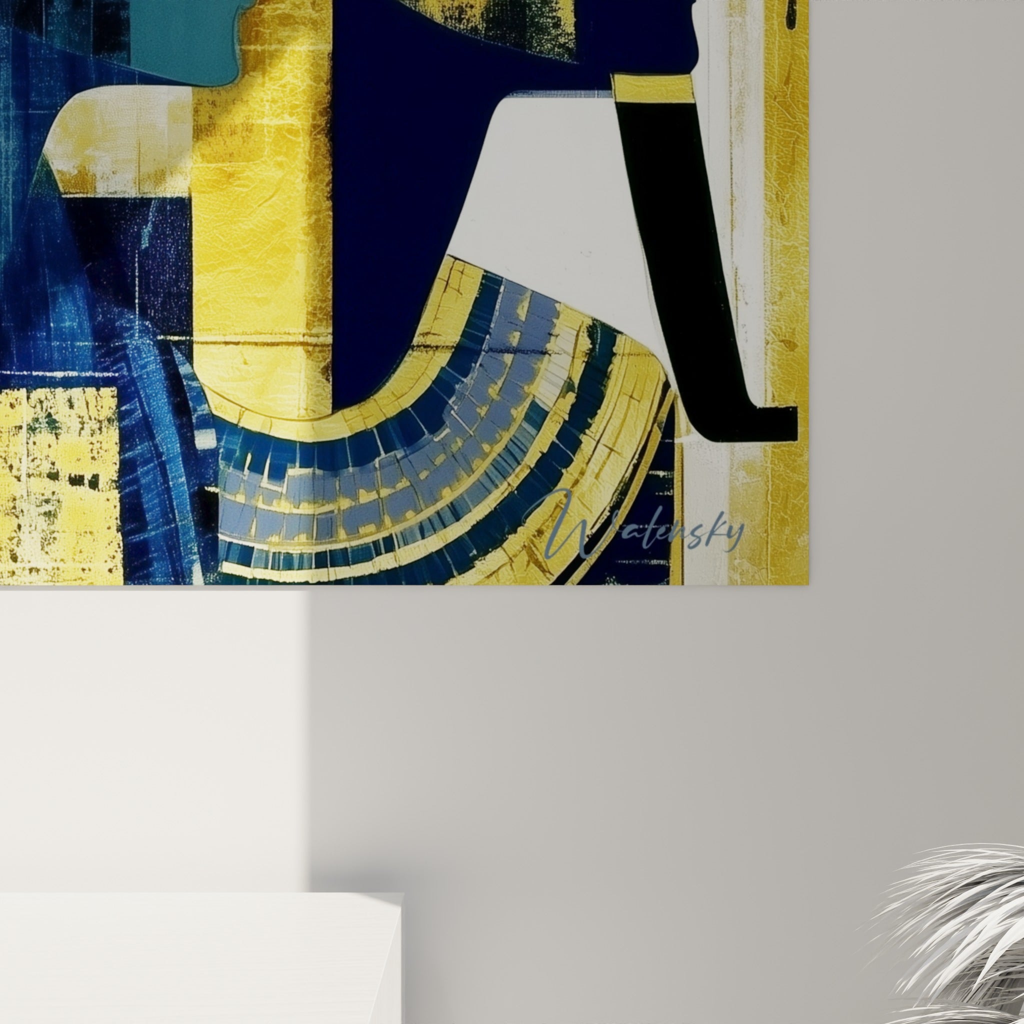 Coulures dorées et texture patinée visibles sur les motifs bleu marine de la fresque égyptienne