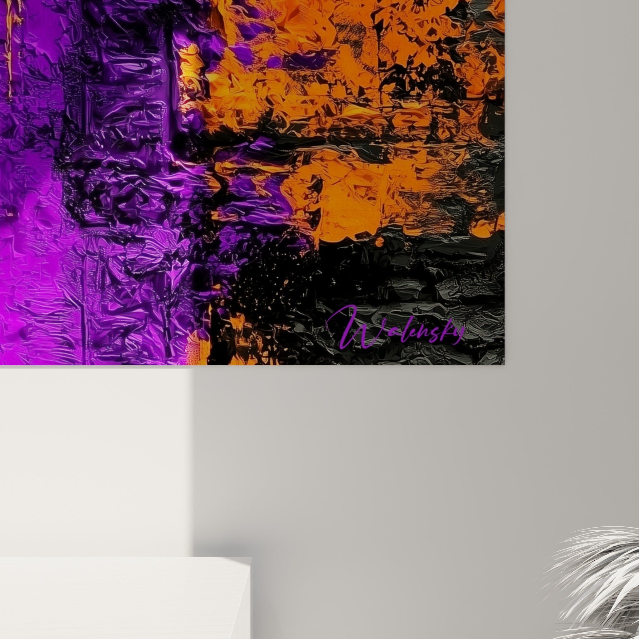 Empâtements orange et violets, hiéroglyphes gris gravés en relief, grain épais de la toile égyptienne