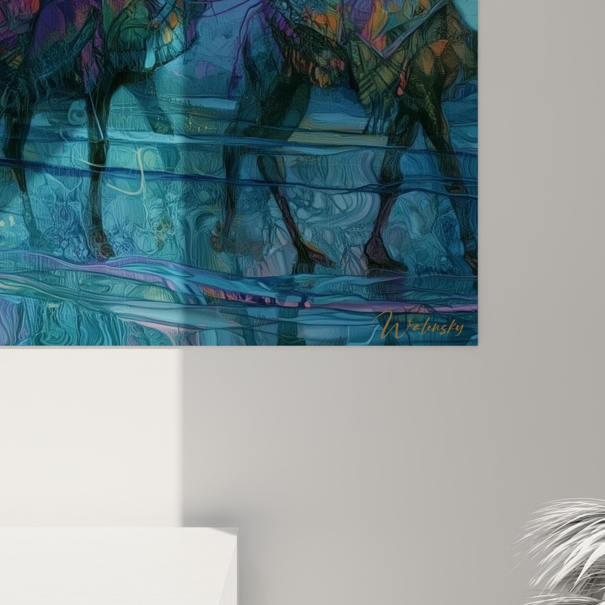 Empâtements bleu turquoise et coulures dorées visibles sur la toile du tableau égypte accroché au mur