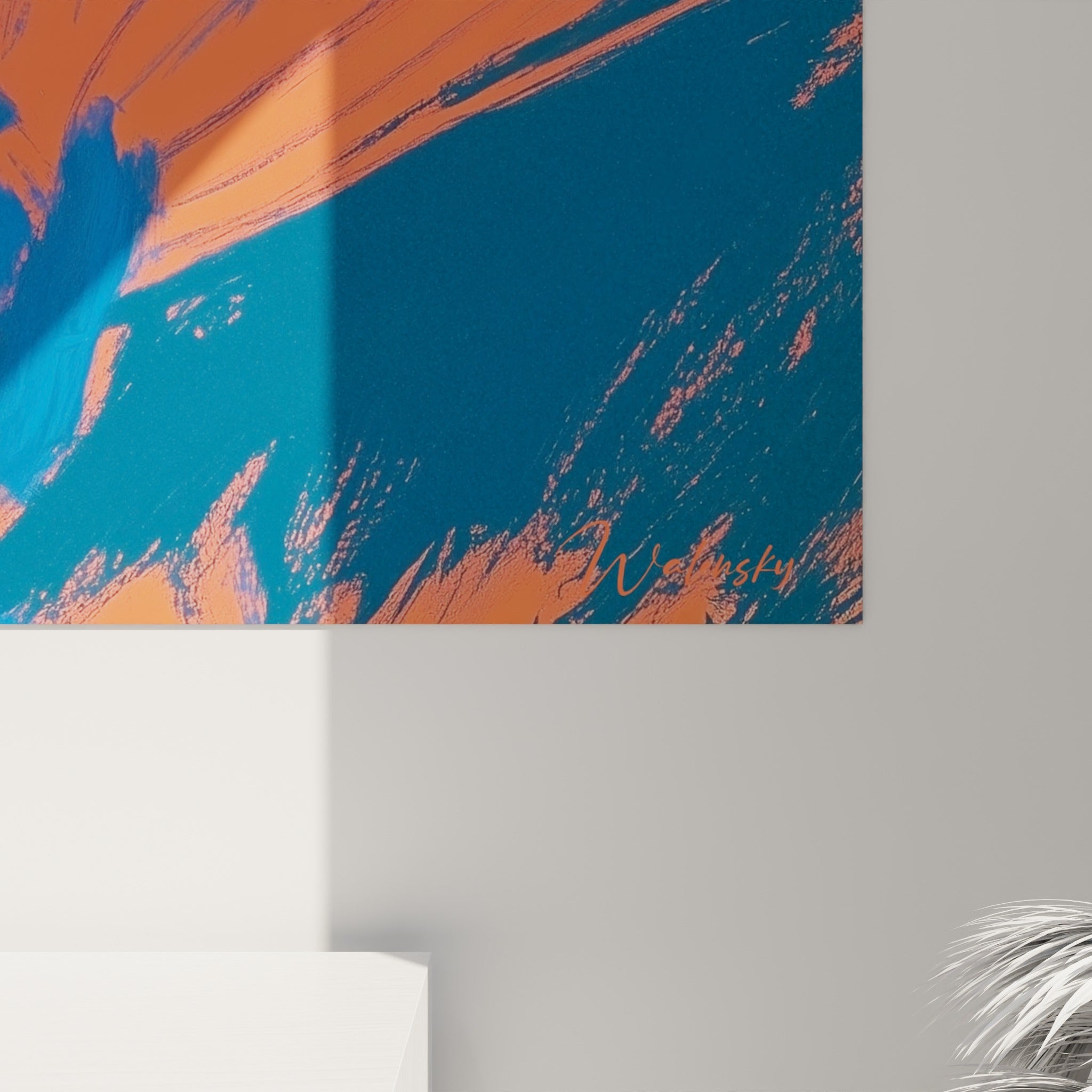 Empâtements bleu marine et coulures orange se croisent sur la toile accrochée au mur