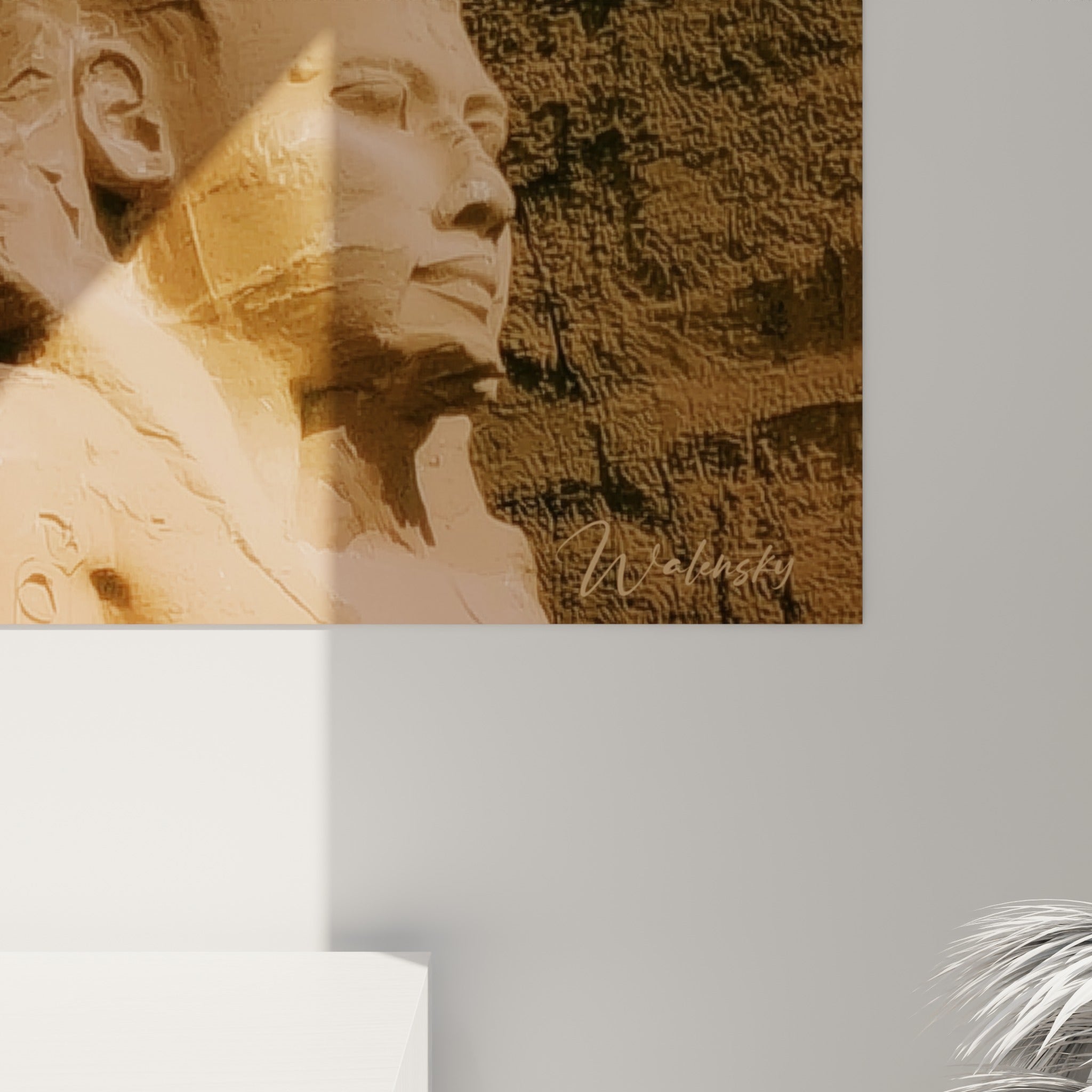 Détail de la texture rocheuse ocre et terracotta révélant le grain minéral des visages sculptés