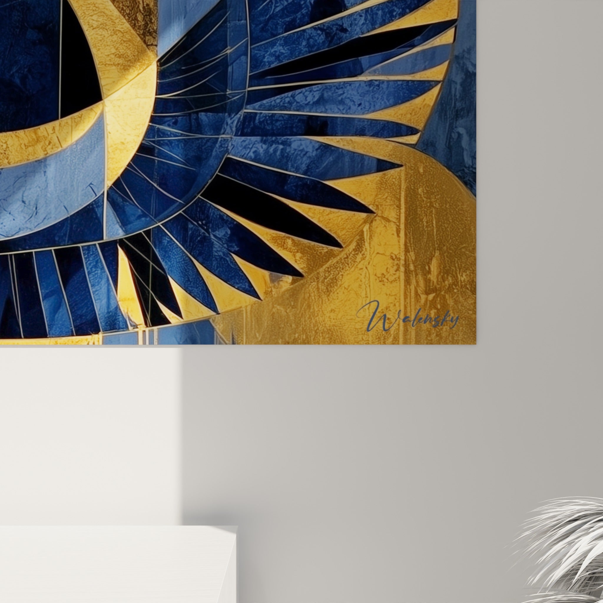 Détail des plumes dorées et bleu marine, texture marbrée et empâtements visibles sur la toile égyptienne