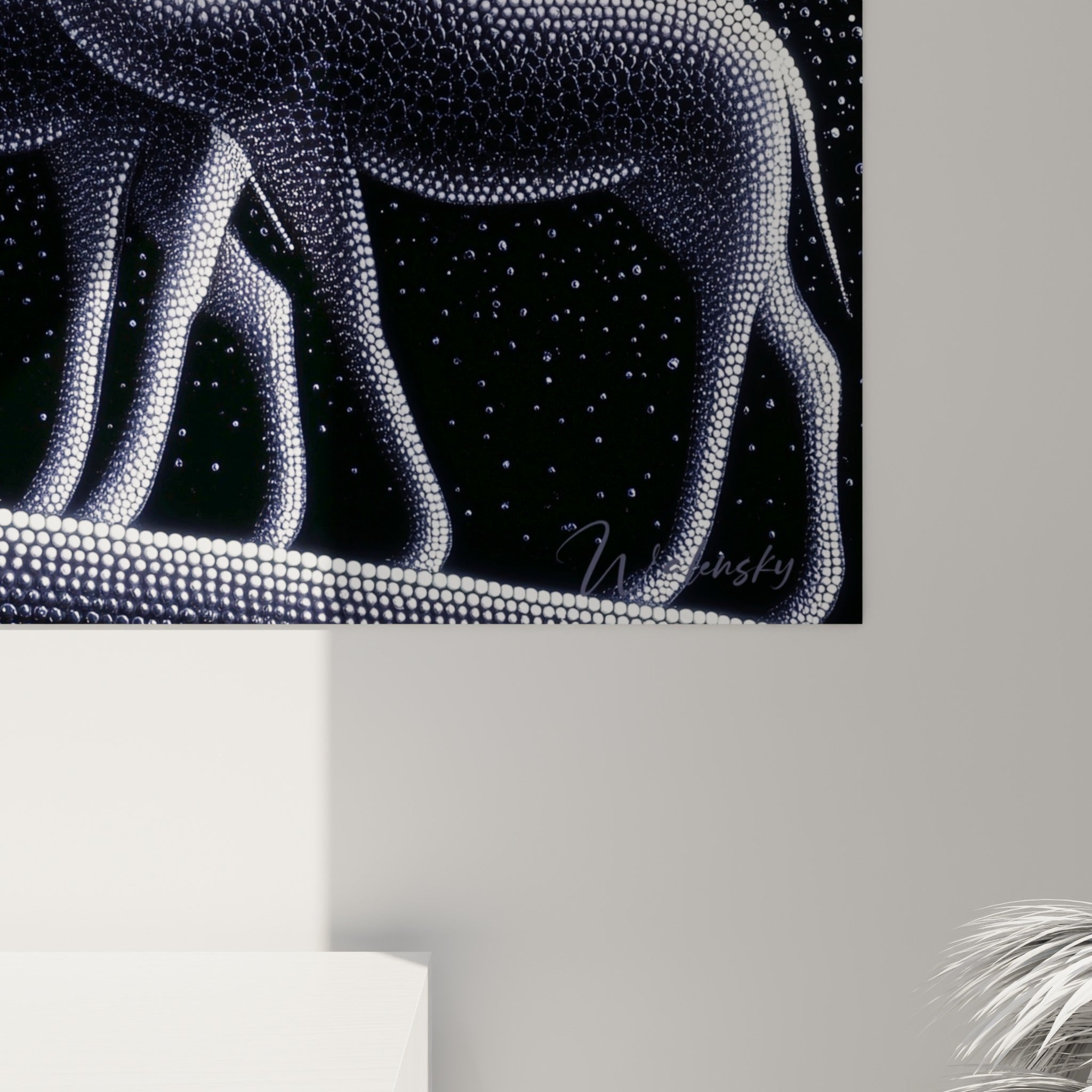 Grain perlé blanc et anthracite d'une œuvre égypte, relief pointilliste et lueur dorée en détail rapproché