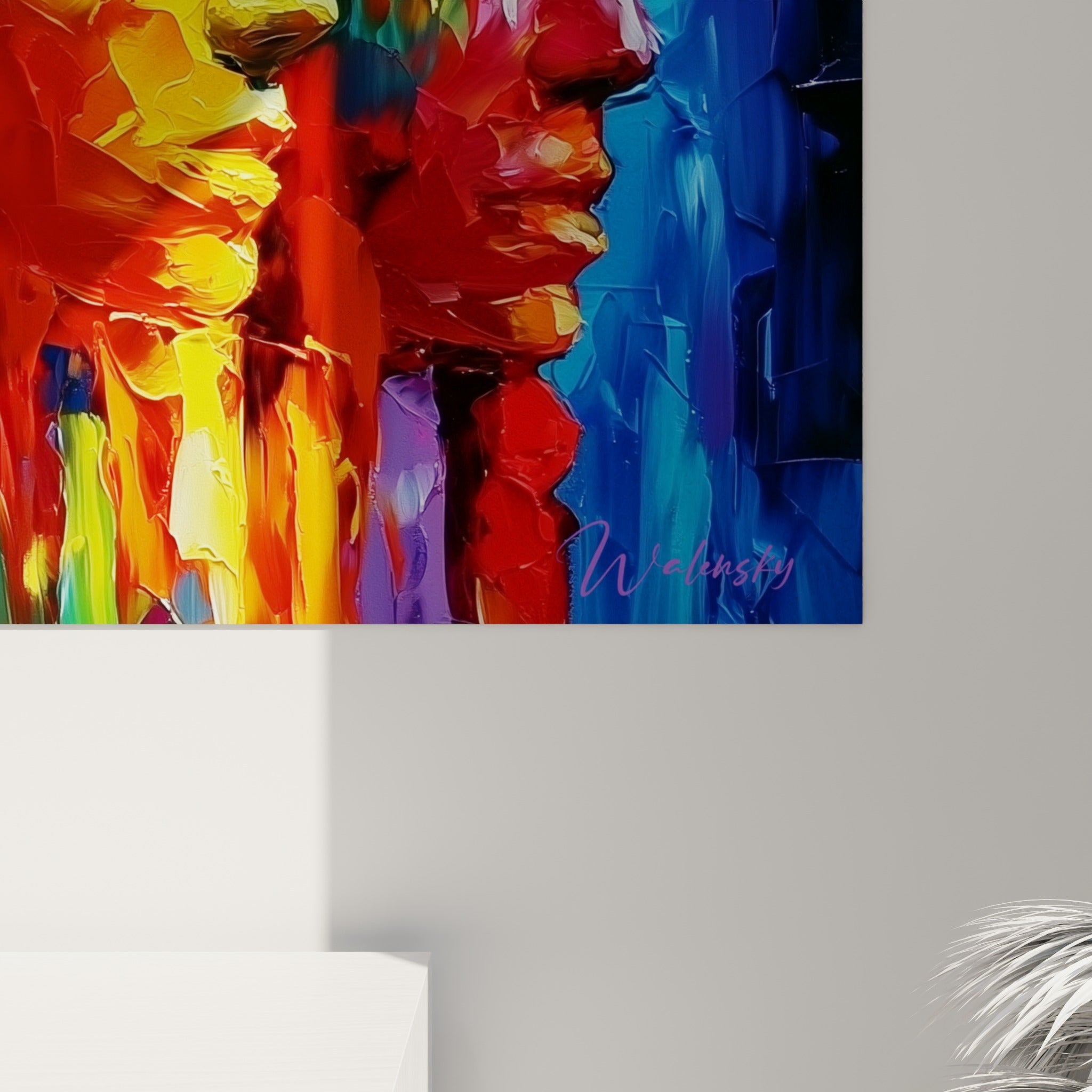 Relief texturé du tableau égyptien, coulures de bleu cobalt et jaune safran se mêlant sur la toile