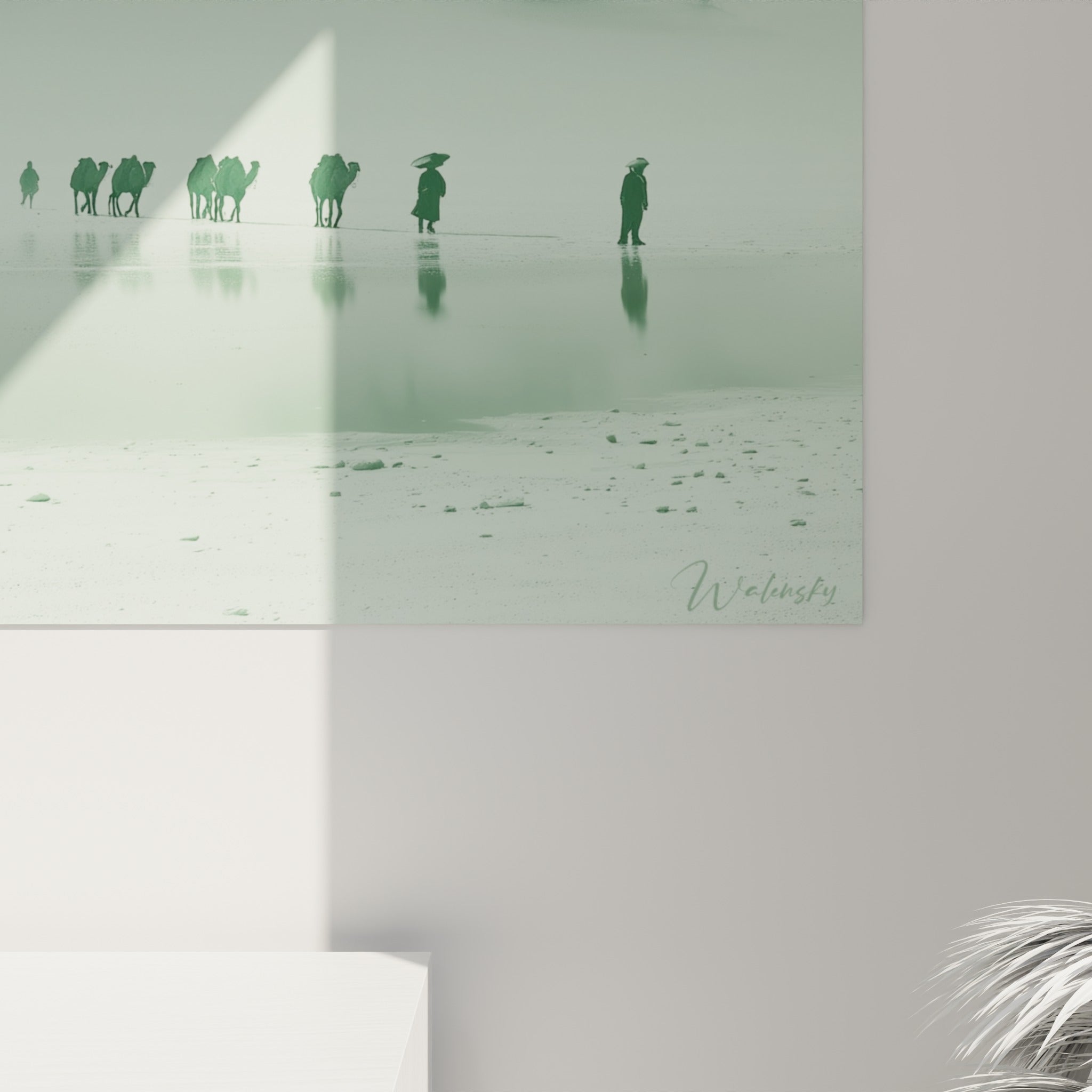 Empâtements vert sauge et coulures anthracite visibles sur la toile accrochée au mur