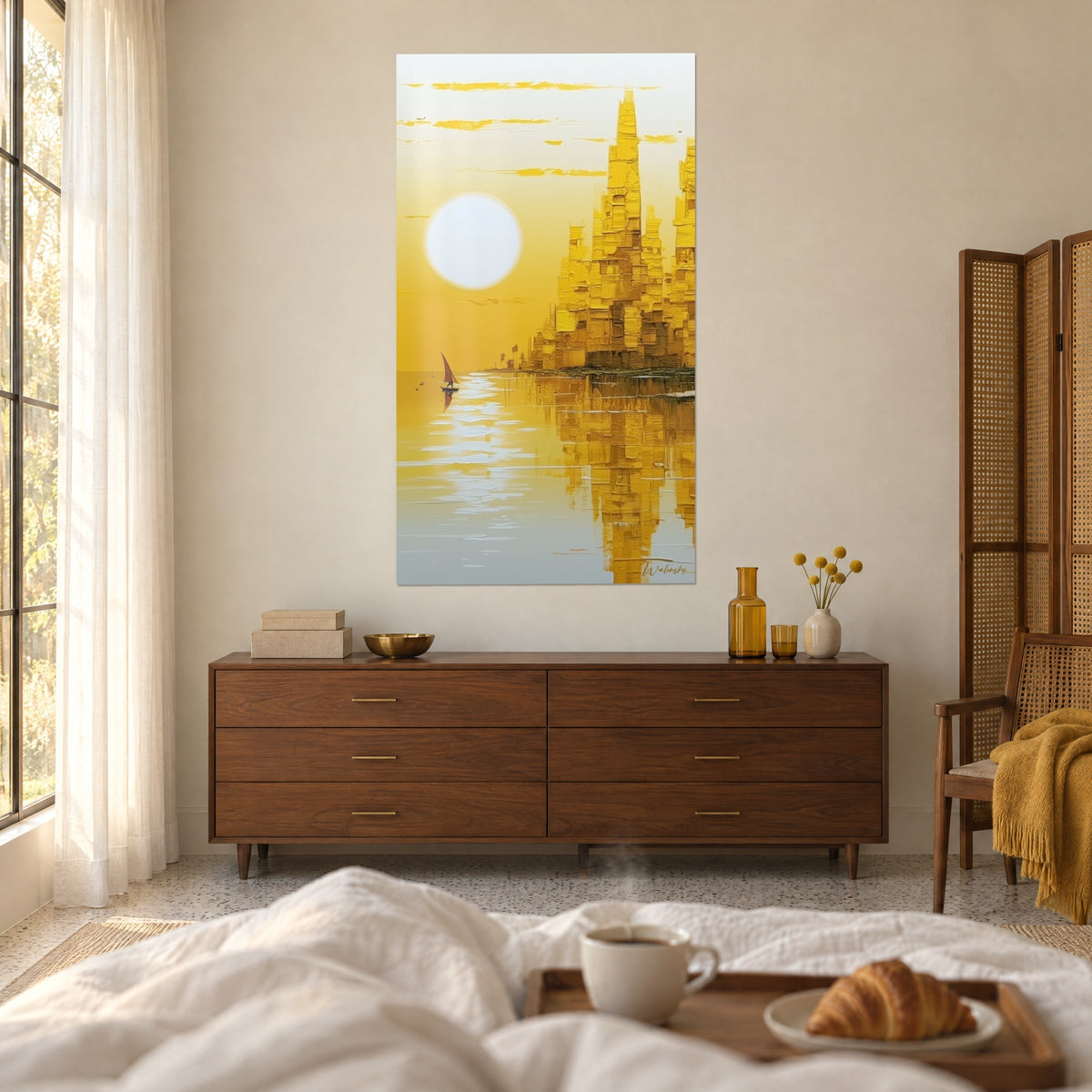 Πίνακας χρυσό σεράμπ πάνω από τον Νείλο, με πύργους σε ώχρα ανάγλυφο και στρογγυλό λευκό ήλιο, πάνω από κρεβάτι σε φωτεινό υπνοδωμάτιο