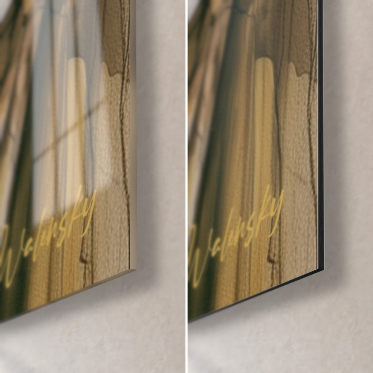 Schilderij Horus in goud en violet, rechteronderhoek: glanzend acrylglas met reflecties, mat zwart Dibond-aluminium en rand van 3 mm