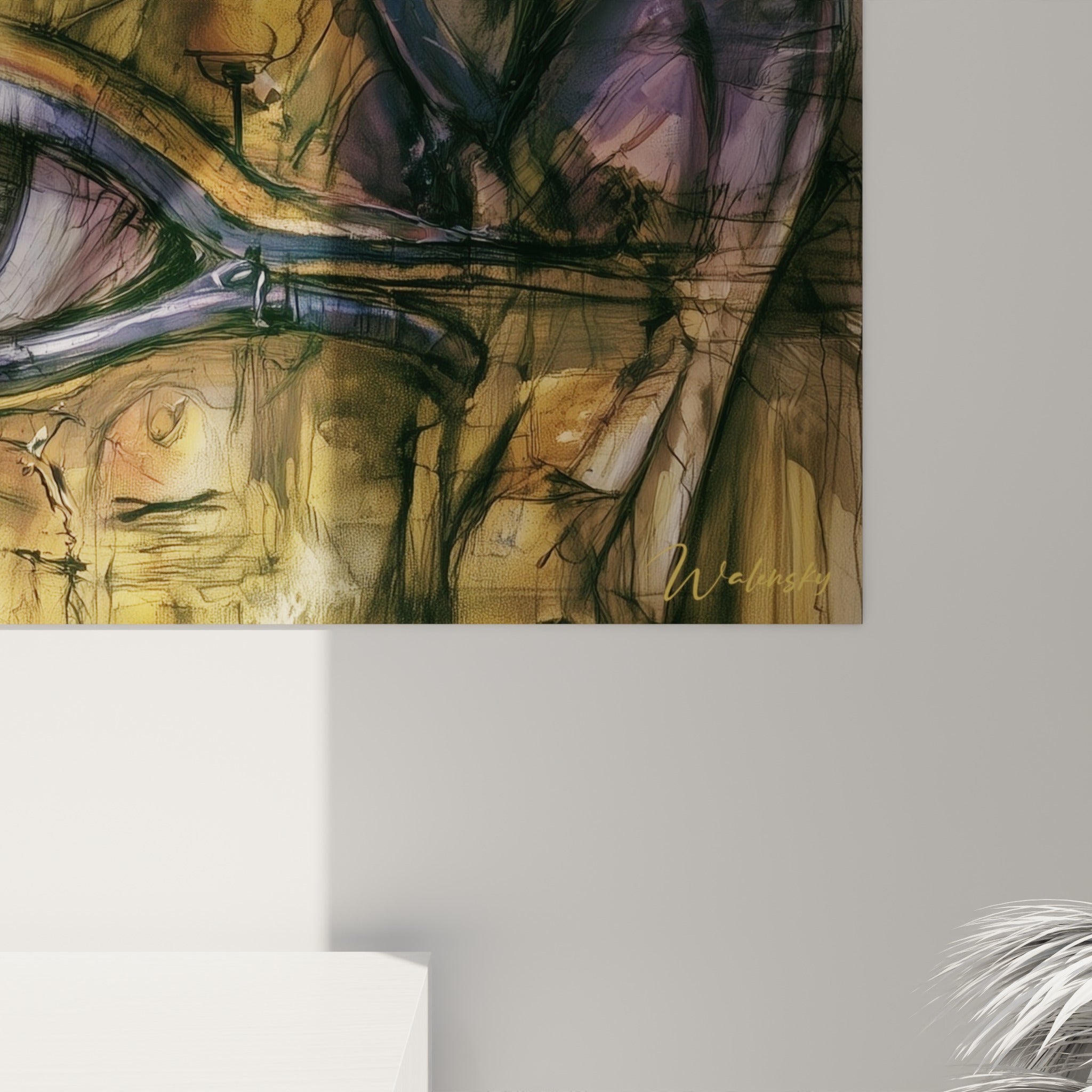 Détail du trait noir esquissé et des empâtements dorés et violets sur la toile de l'œil égyptien