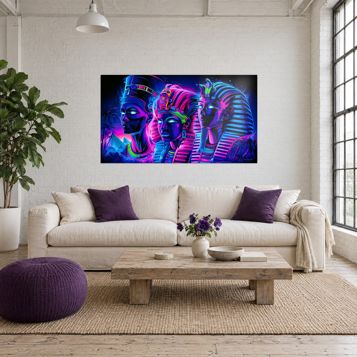 Cuadro de tres faraones con ojos blancos luminosos, neón violeta y azul eléctrico, encima de un sofá en un salón luminoso