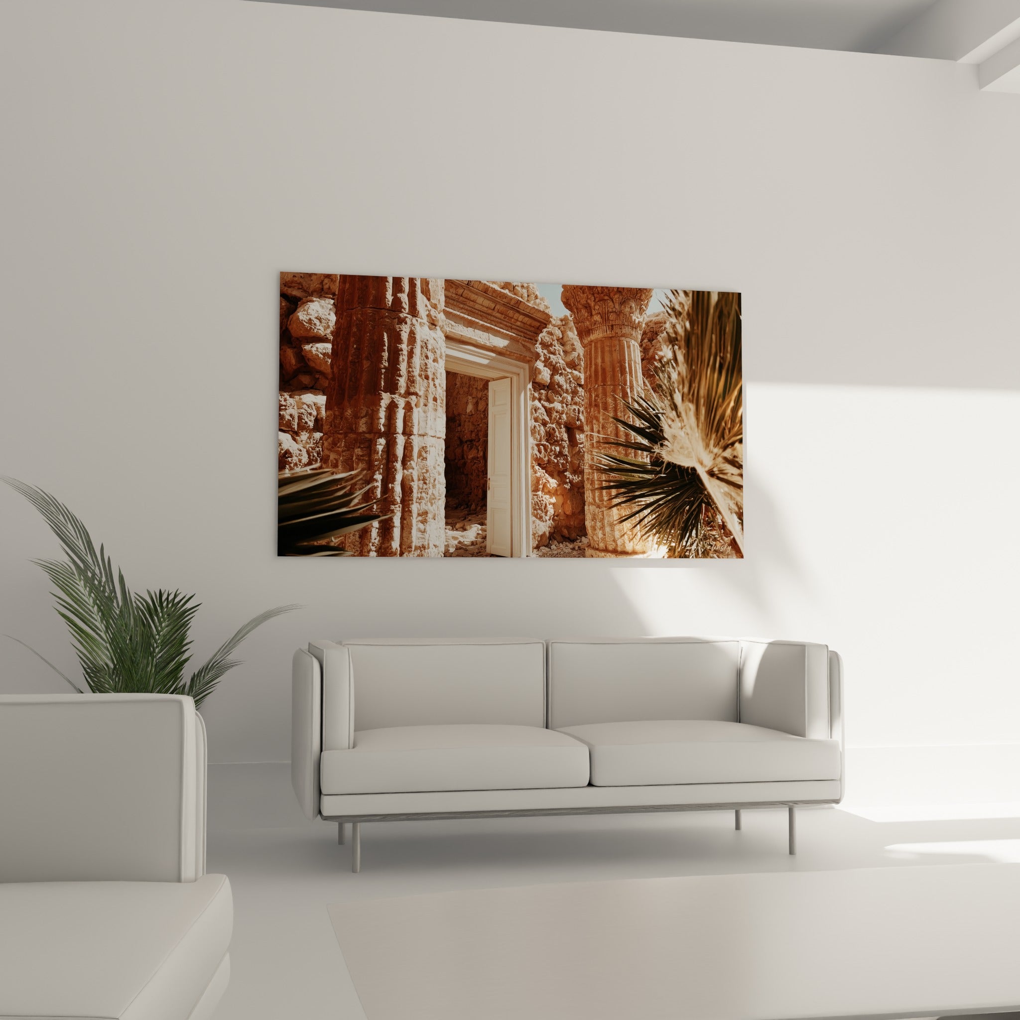 Vestiges de pierre beige et anthracite du tableau égypte au-dessus d'un canapé dans un salon lumineux