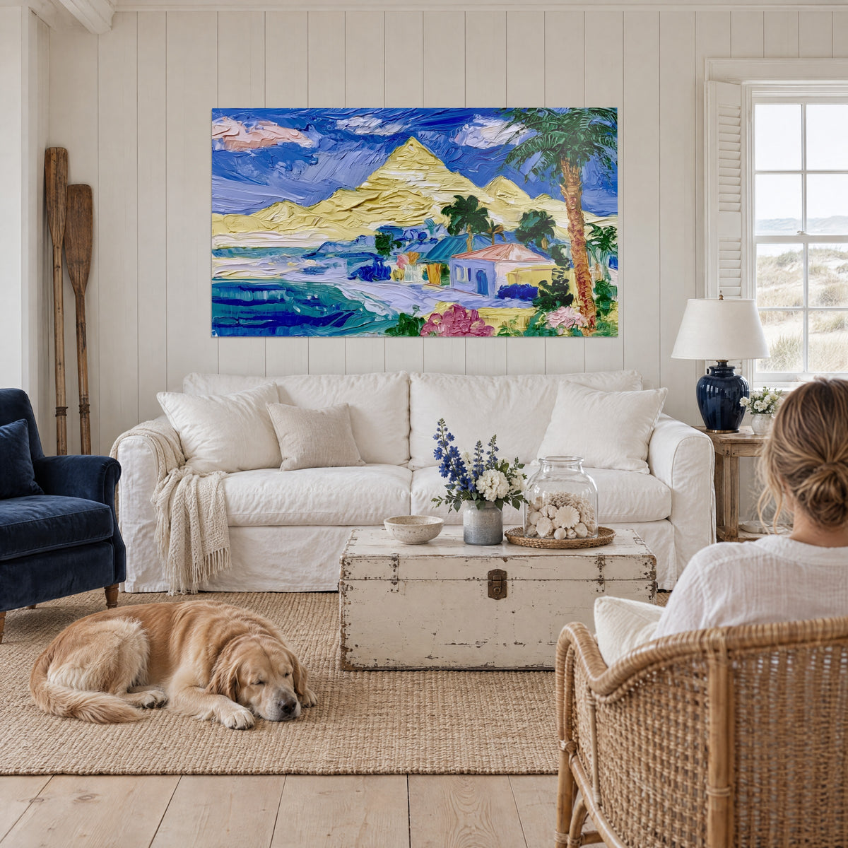 Tableau pyramide jaune pâle sous un ciel bleu violet, palmier vert en peinture épaisse, au-dessus d'un canapé dans un salon lumineux