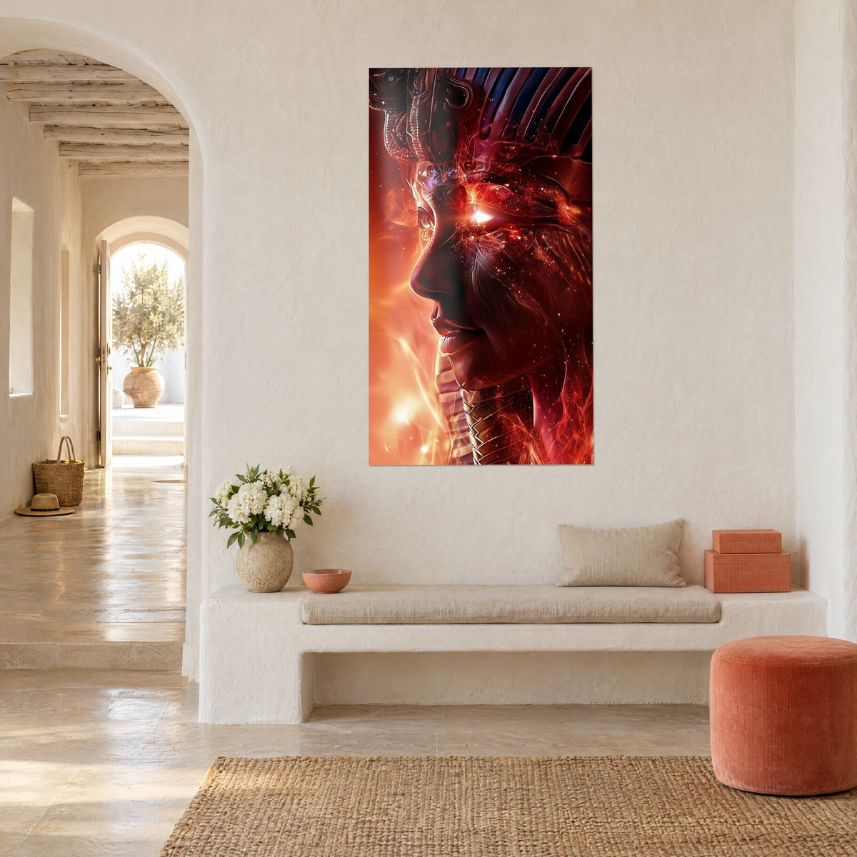 Quadro profilo regale egizio in fiamme scarlatte, occhio incandescente ambrato, collana d'oro, in una casa bianca mediterranea